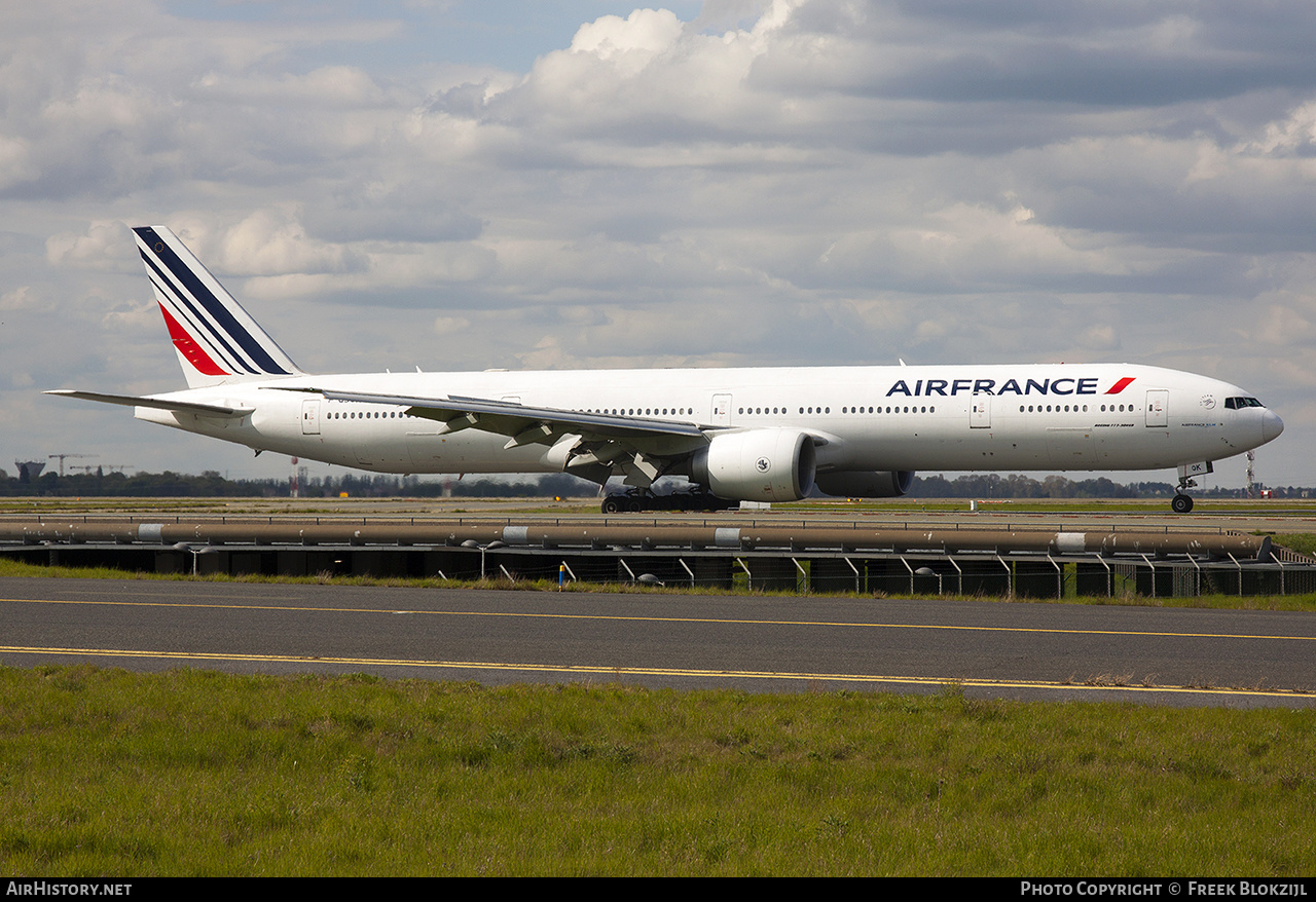Aircraft Photo of F-GSQK | Boeing 777-328/ER | Air France | AirHistory.net #320182