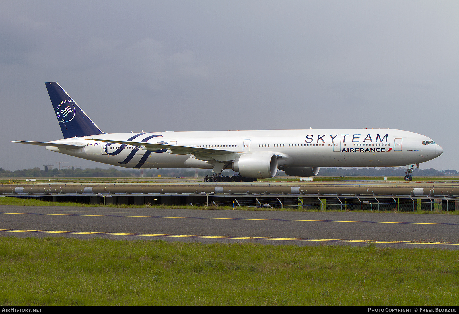 Aircraft Photo of F-GZNT | Boeing 777-328/ER | Air France | AirHistory.net #320207