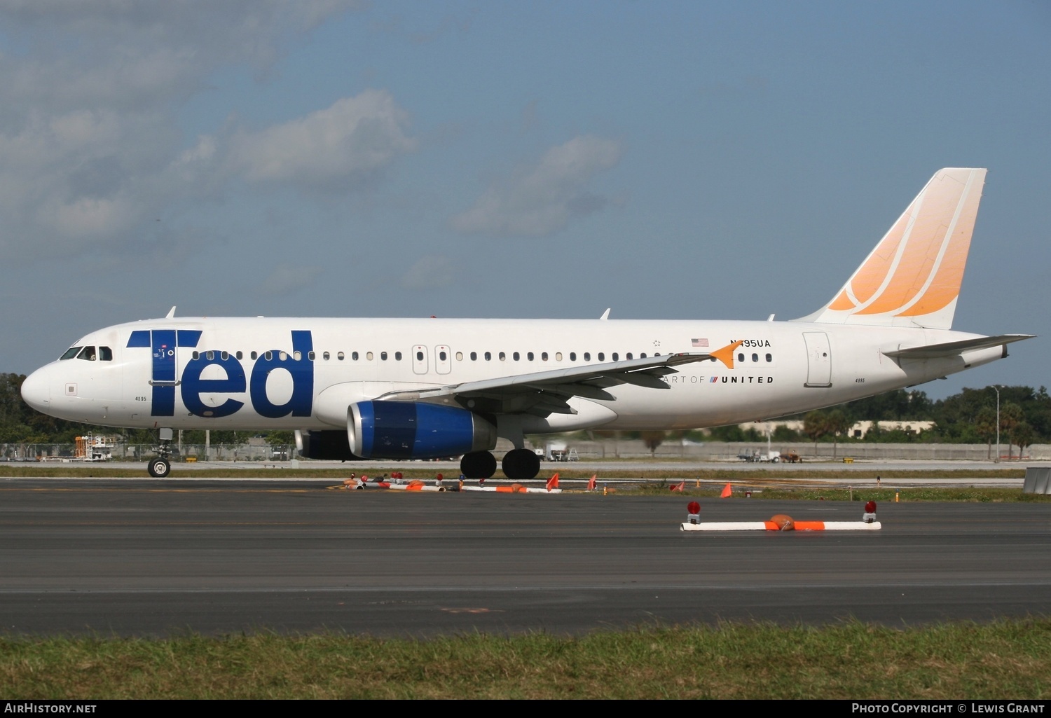Aircraft Photo of N495UA | Airbus A320-232 | Ted | AirHistory.net #320242