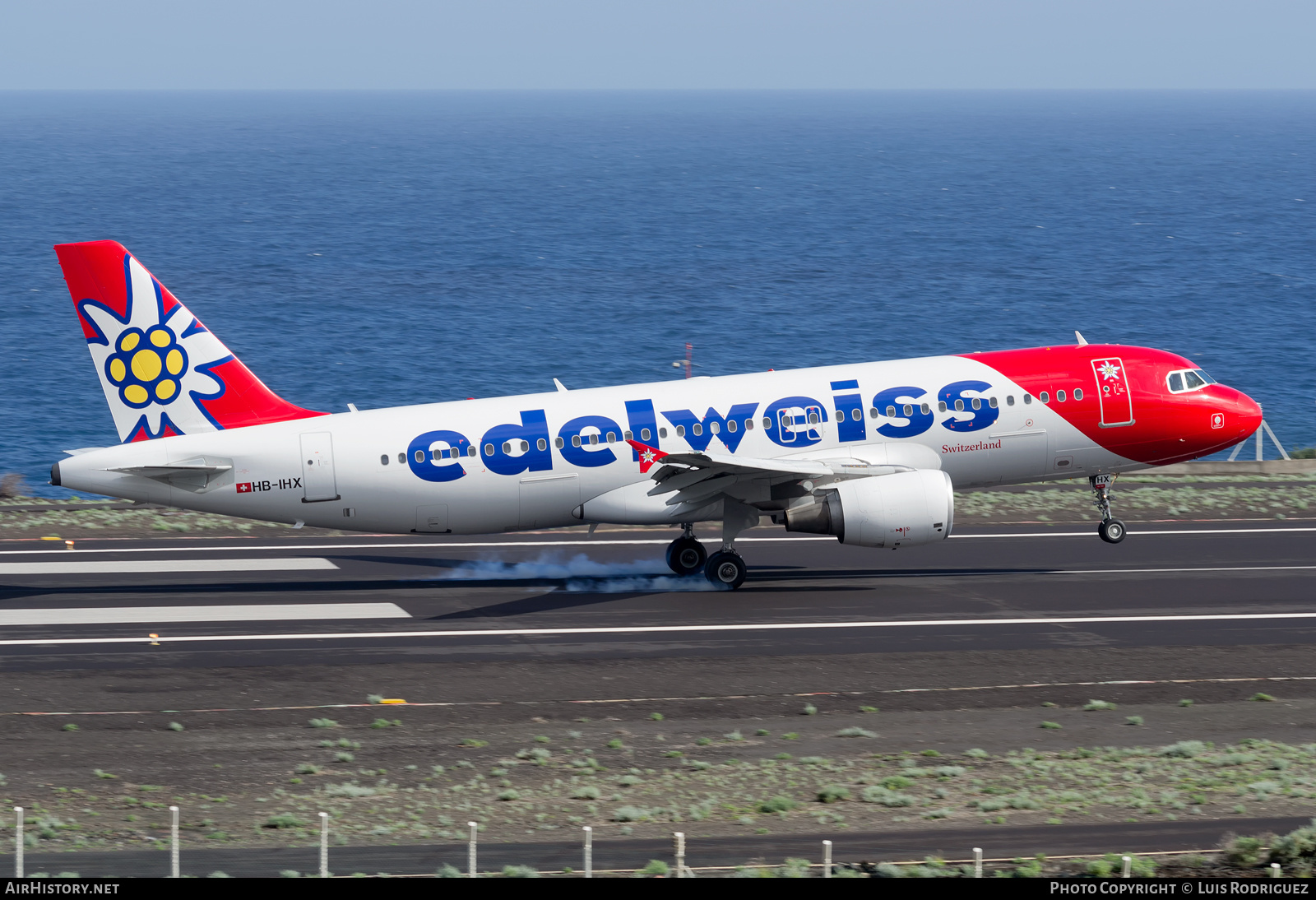 Aircraft Photo of HB-IHX | Airbus A320-214 | Edelweiss Air | AirHistory.net #320400