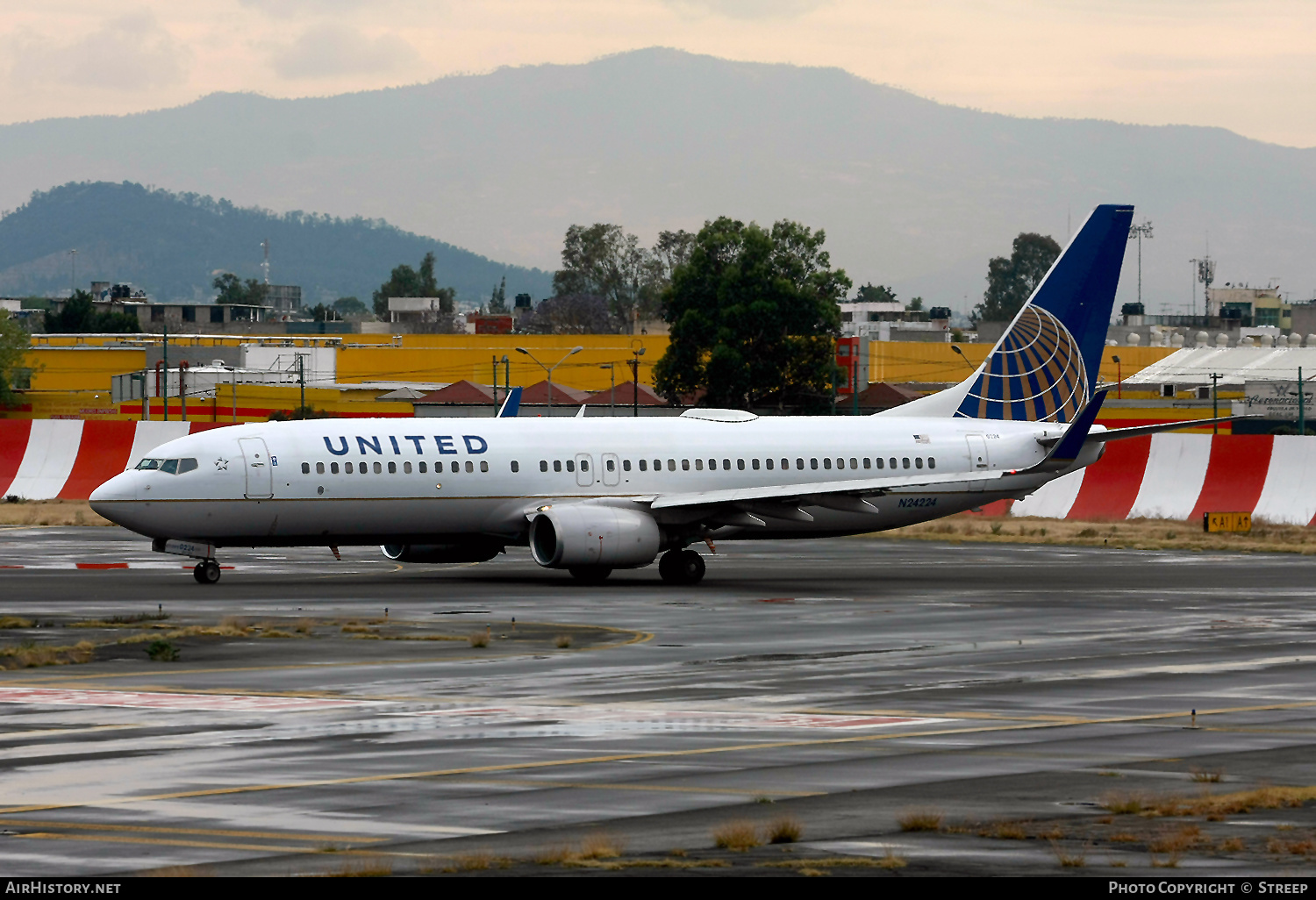 Aircraft Photo of N24224 | Boeing 737-824 | United Airlines | AirHistory.net #321045