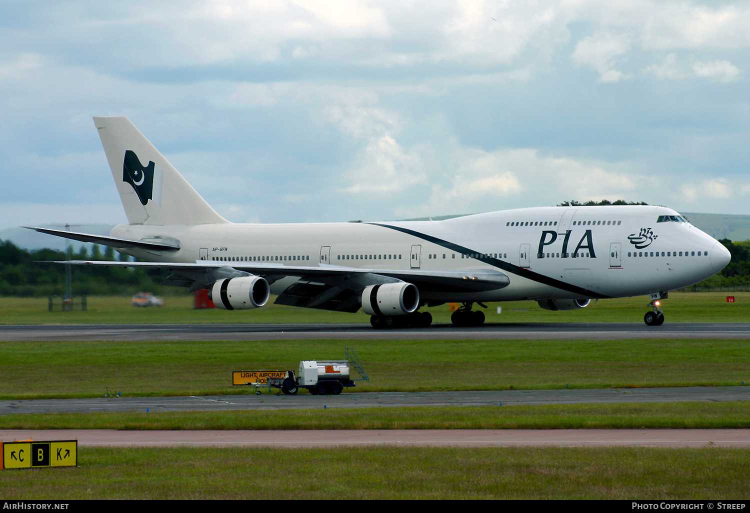 Aircraft Photo of AP-BFW | Boeing 747-367 | Pakistan International Airlines - PIA | AirHistory.net #321336