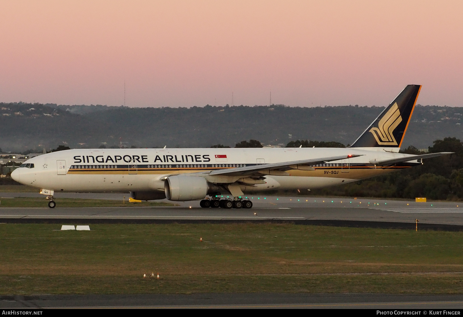 Aircraft Photo of 9V-SQJ | Boeing 777-212/ER | Singapore Airlines | AirHistory.net #321360