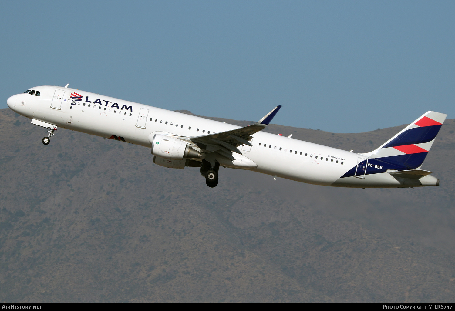 Aircraft Photo of CC-BEM | Airbus A321-211 | LATAM Airlines | AirHistory.net #323539