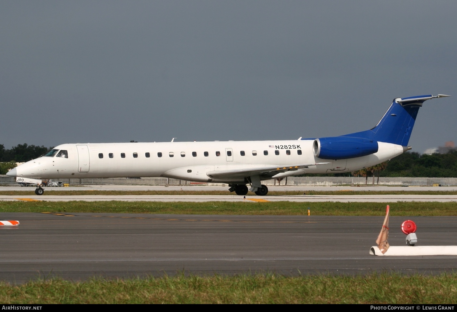 Aircraft Photo of N282SK | Embraer ERJ-145LR (EMB-145LR) | AirHistory.net #323734