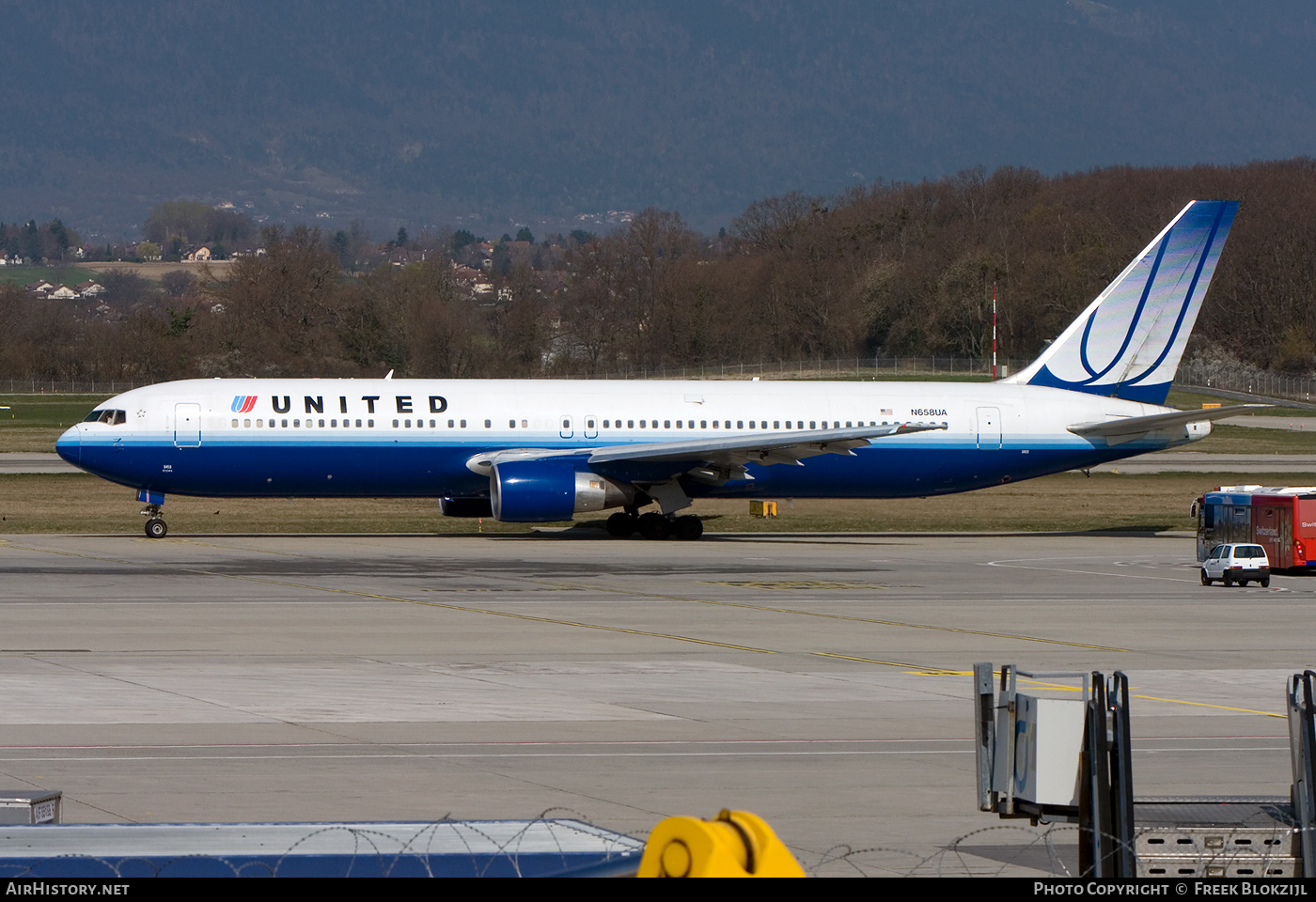 Aircraft Photo of N658UA | Boeing 767-322/ER | United Airlines | AirHistory.net #324465