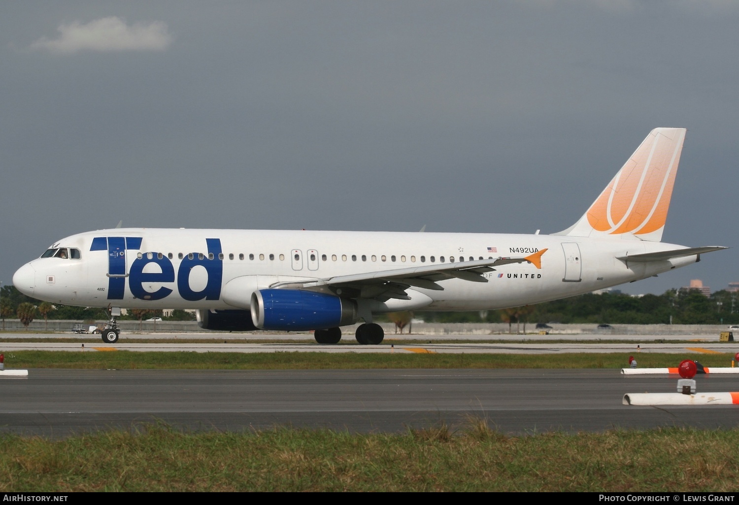 Aircraft Photo of N492UA | Airbus A320-232 | Ted | AirHistory.net #324556