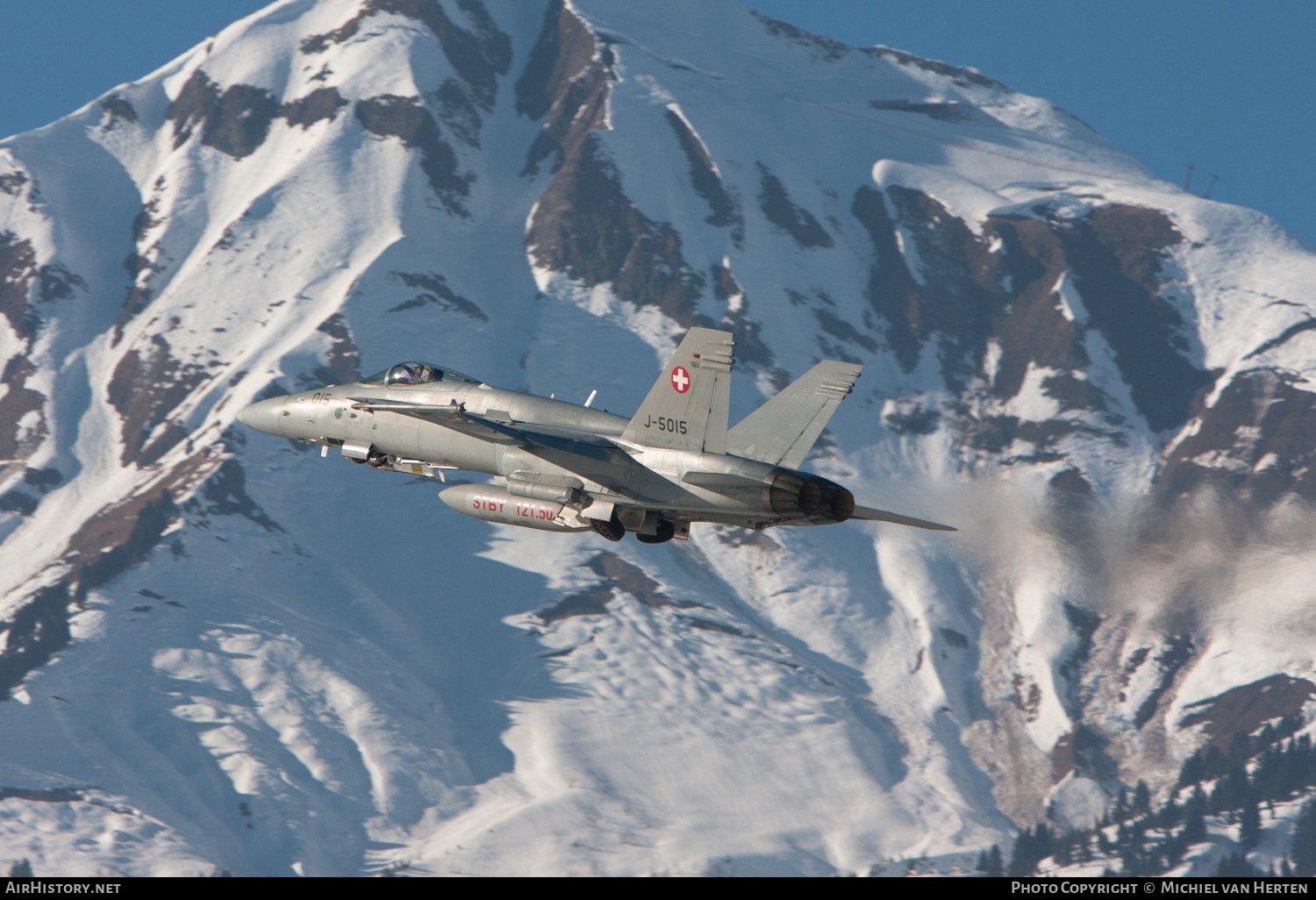 Aircraft Photo of J-5015 | McDonnell Douglas F/A-18C Hornet | Switzerland - Air Force | AirHistory.net #325304
