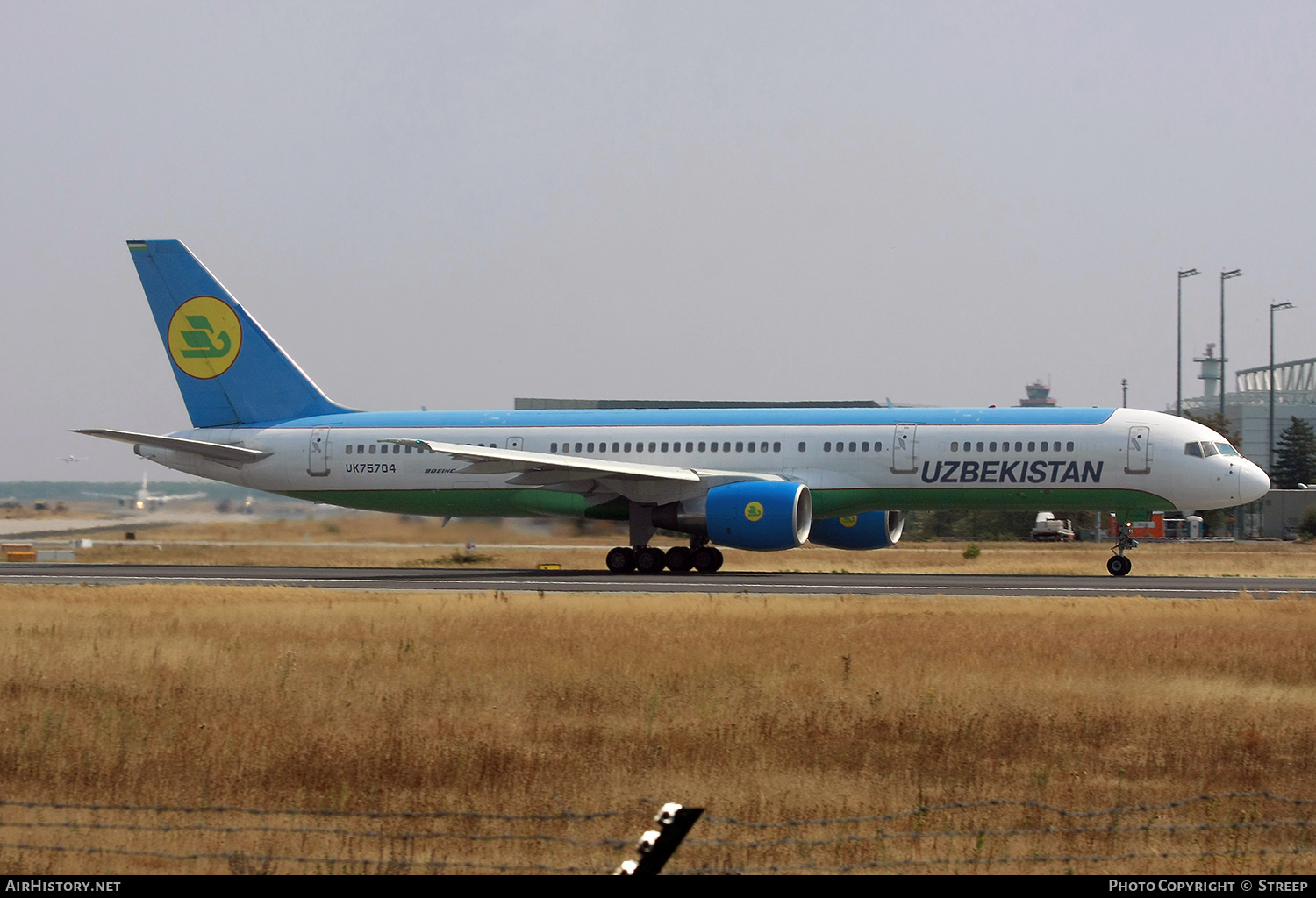Aircraft Photo of UK75704 | Boeing 757-231 | Uzbekistan Airways | AirHistory.net #326045