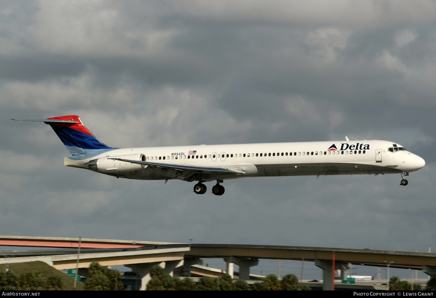 Aircraft Photo of N954DL | McDonnell Douglas MD-88 | Delta Air Lines | AirHistory.net #326068