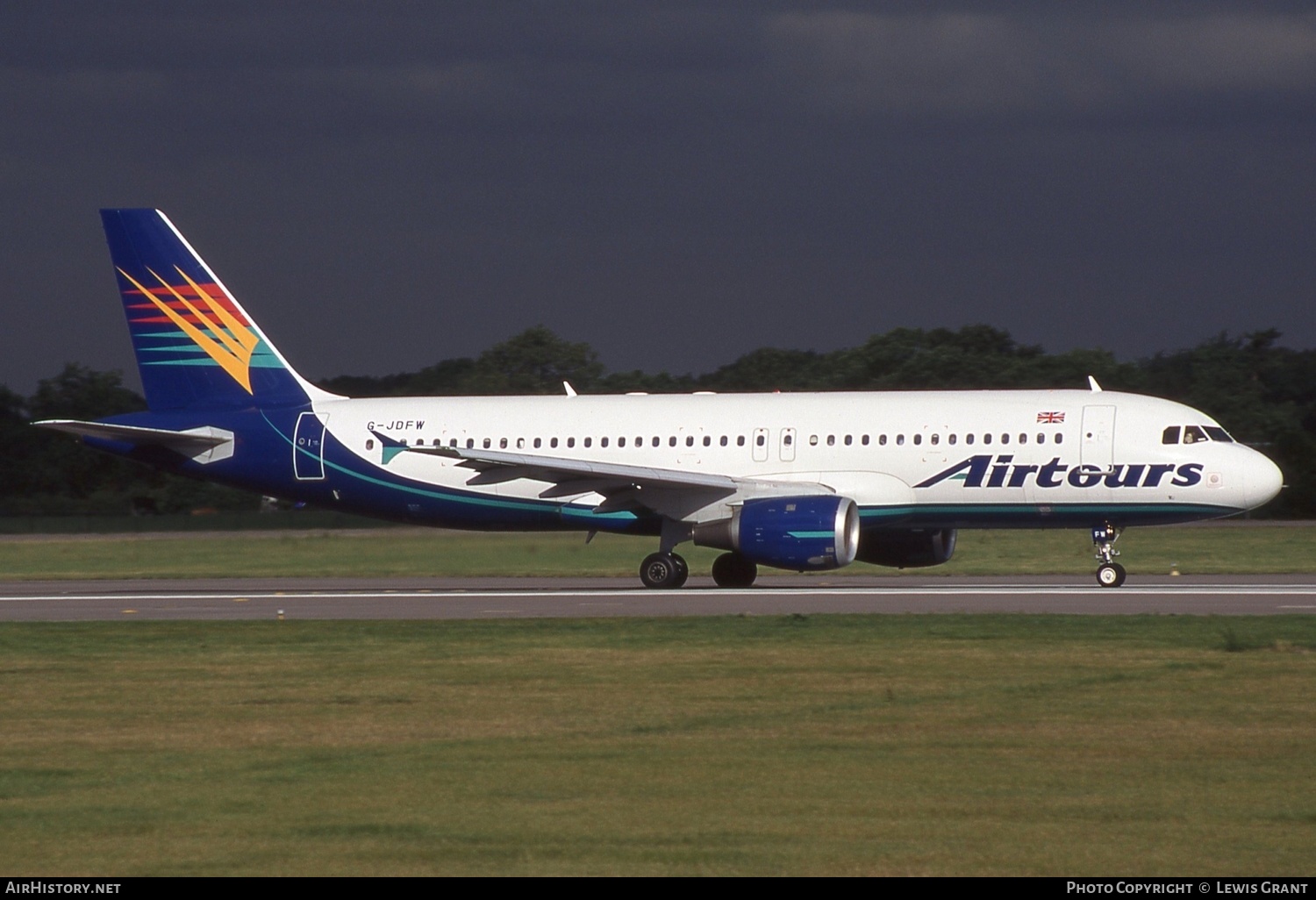 Aircraft Photo of G-JDFW | Airbus A320-212 | Airtours International | AirHistory.net #326074