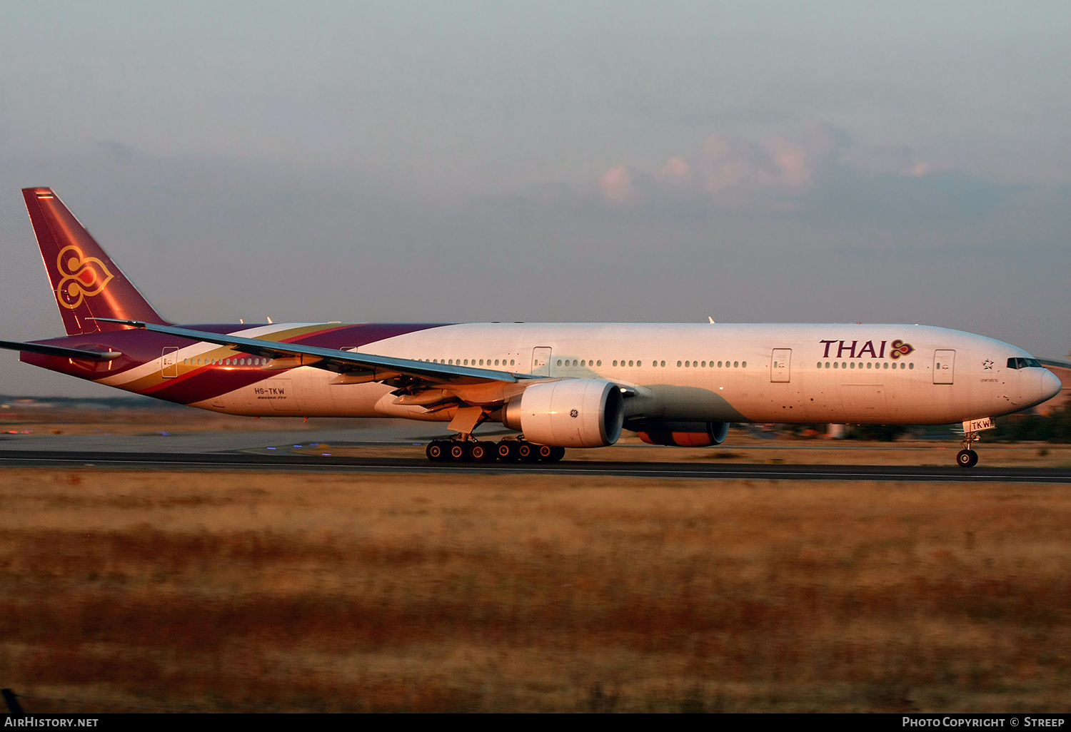 Aircraft Photo of HS-TKW | Boeing 777-3D7/ER | Thai Airways International | AirHistory.net #326226