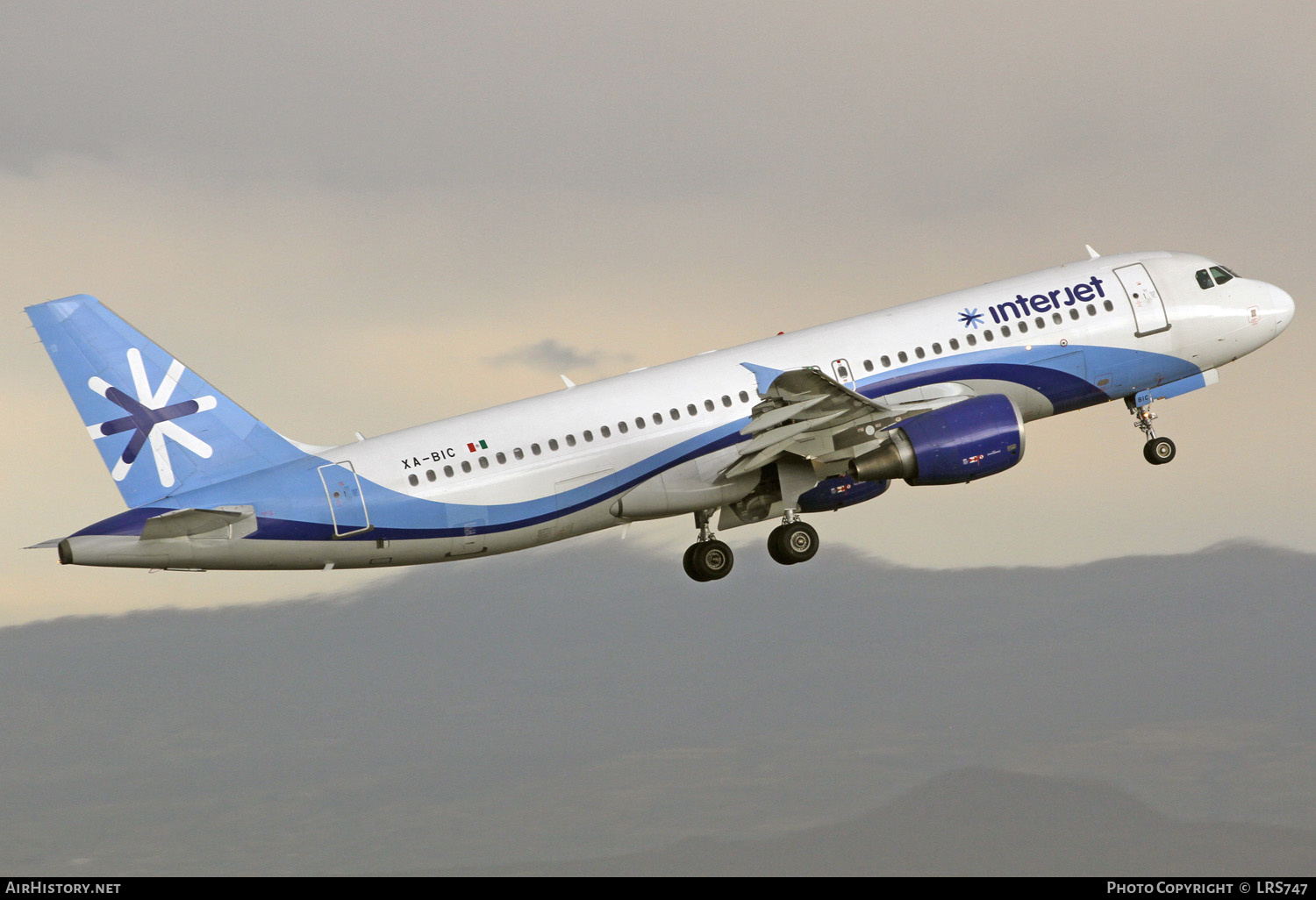 Aircraft Photo of XA-BIC | Airbus A320-214 | Interjet | AirHistory.net #327321