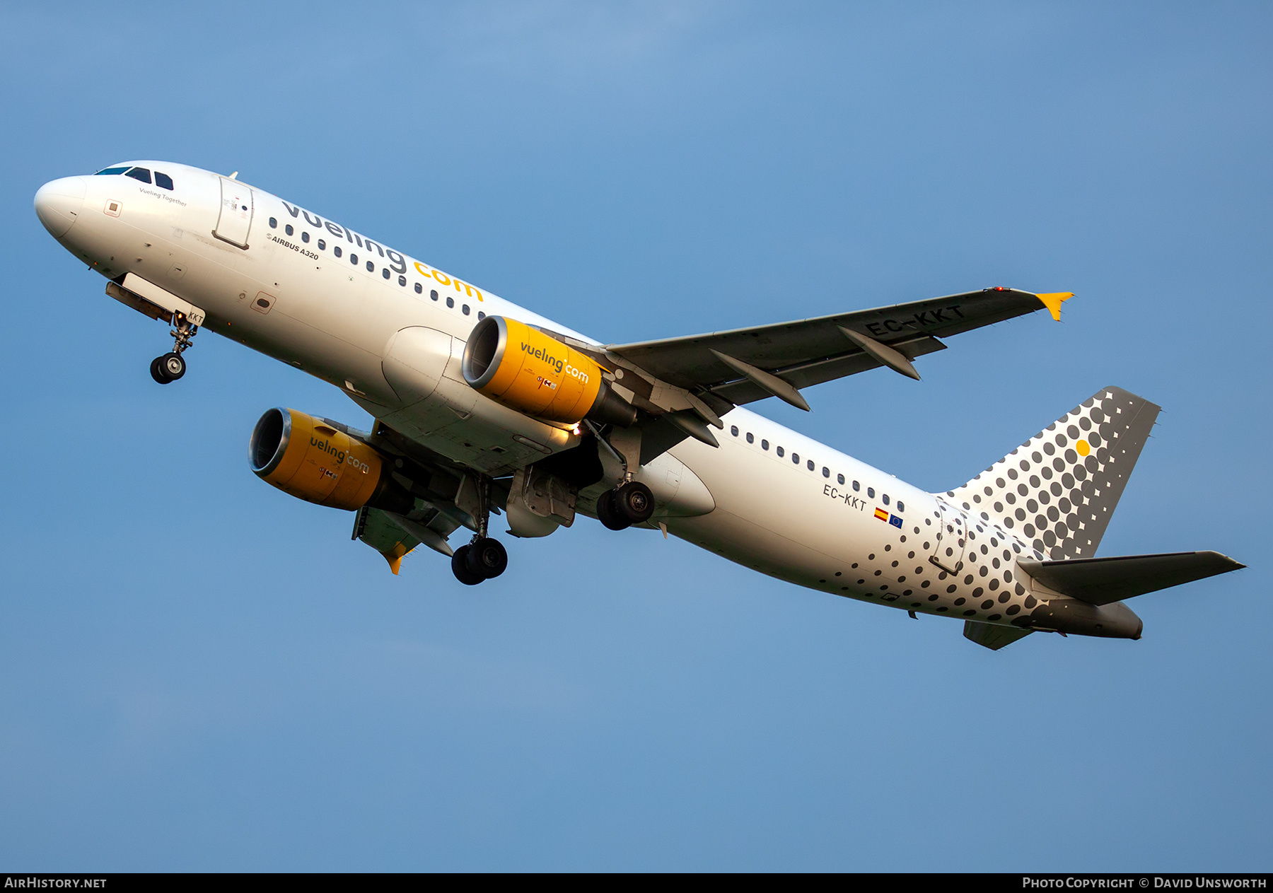 Aircraft Photo of EC-KKT | Airbus A320-214 | Vueling Airlines | AirHistory.net #327530