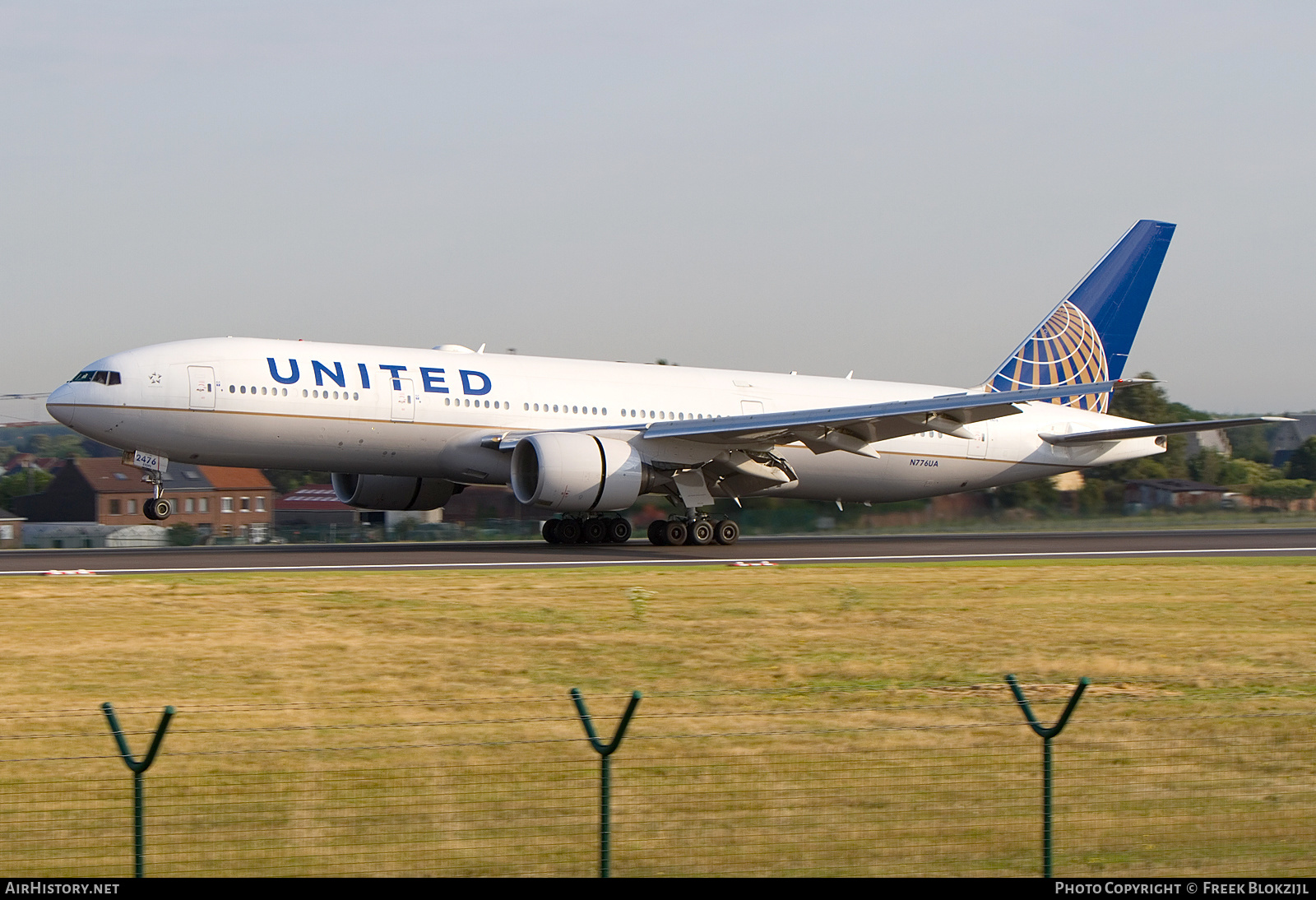 Aircraft Photo of N776UA | Boeing 777-222 | United Airlines | AirHistory.net #327558