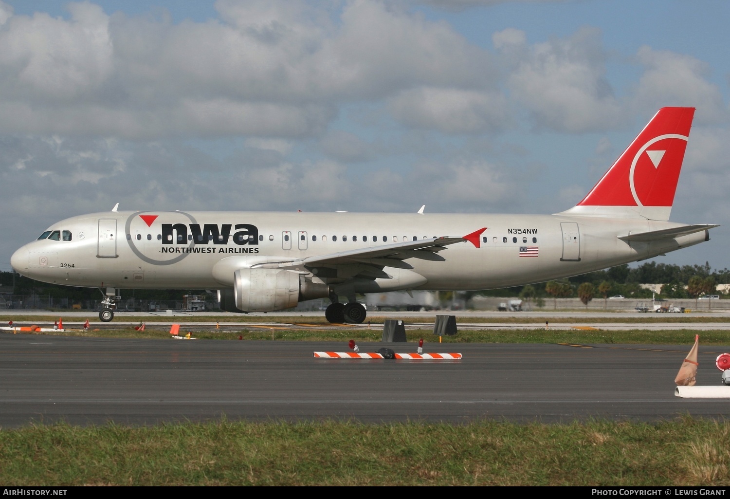 Aircraft Photo of N354NW | Airbus A320-212 | Northwest Airlines | AirHistory.net #328522