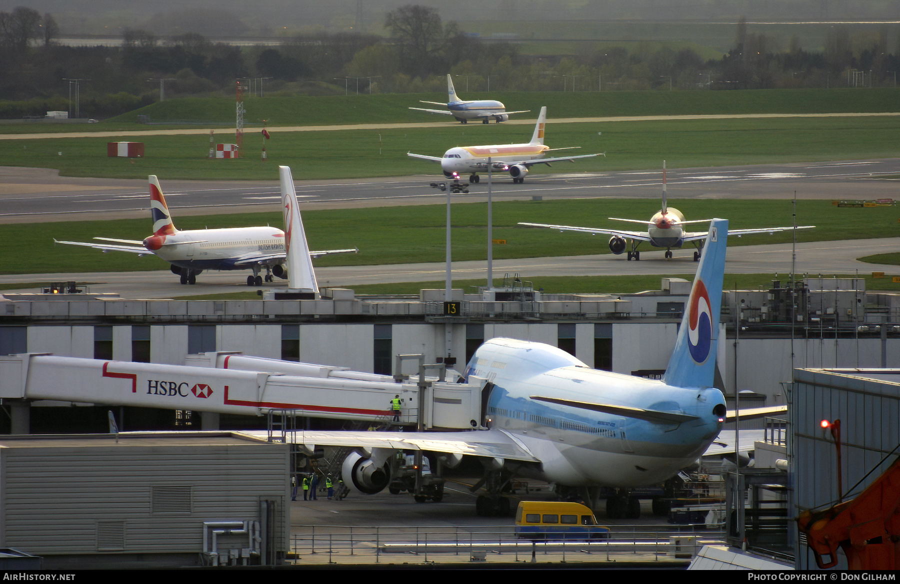 Airport photo of London - Heathrow (EGLL / LHR) in England, United Kingdom | AirHistory.net #330105