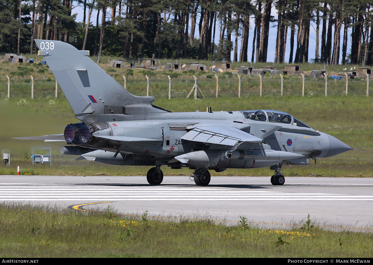 Aircraft Photo of ZA547 | Panavia Tornado GR4 | UK - Air Force | AirHistory.net #330375