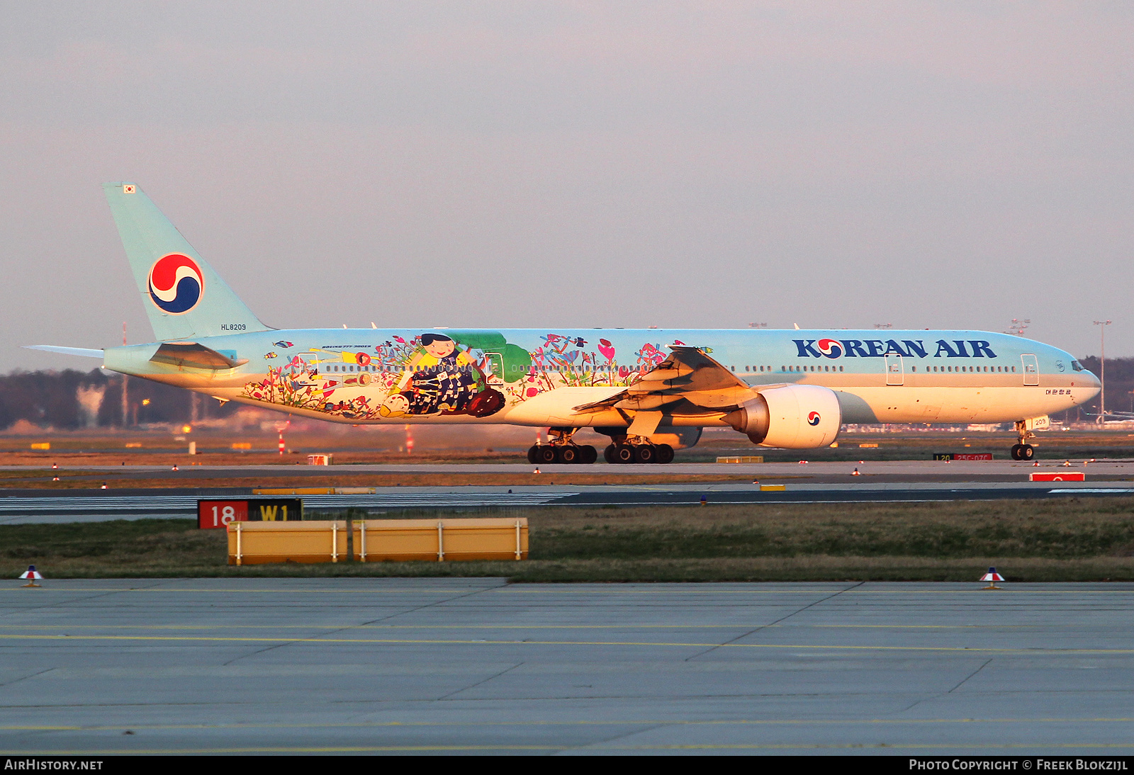 Aircraft Photo of HL8209 | Boeing 777-3B5/ER | Korean Air | AirHistory.net #330867