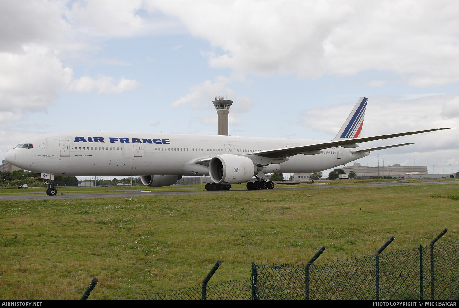 Aircraft Photo of F-GSQM | Boeing 777-328/ER | Air France | AirHistory.net #331133