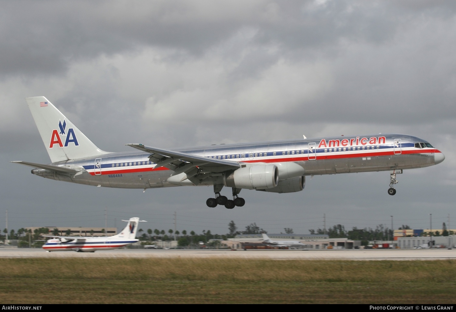 Aircraft Photo of N664AA | Boeing 757-223 | American Airlines | AirHistory.net #331254