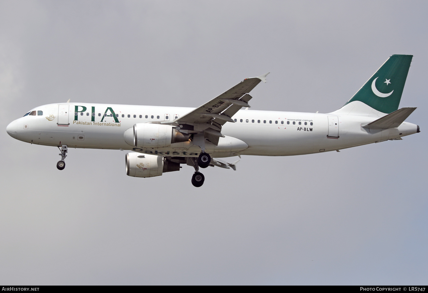 Aircraft Photo of AP-BLW | Airbus A320-214 | Pakistan International Airlines - PIA | AirHistory.net #332616