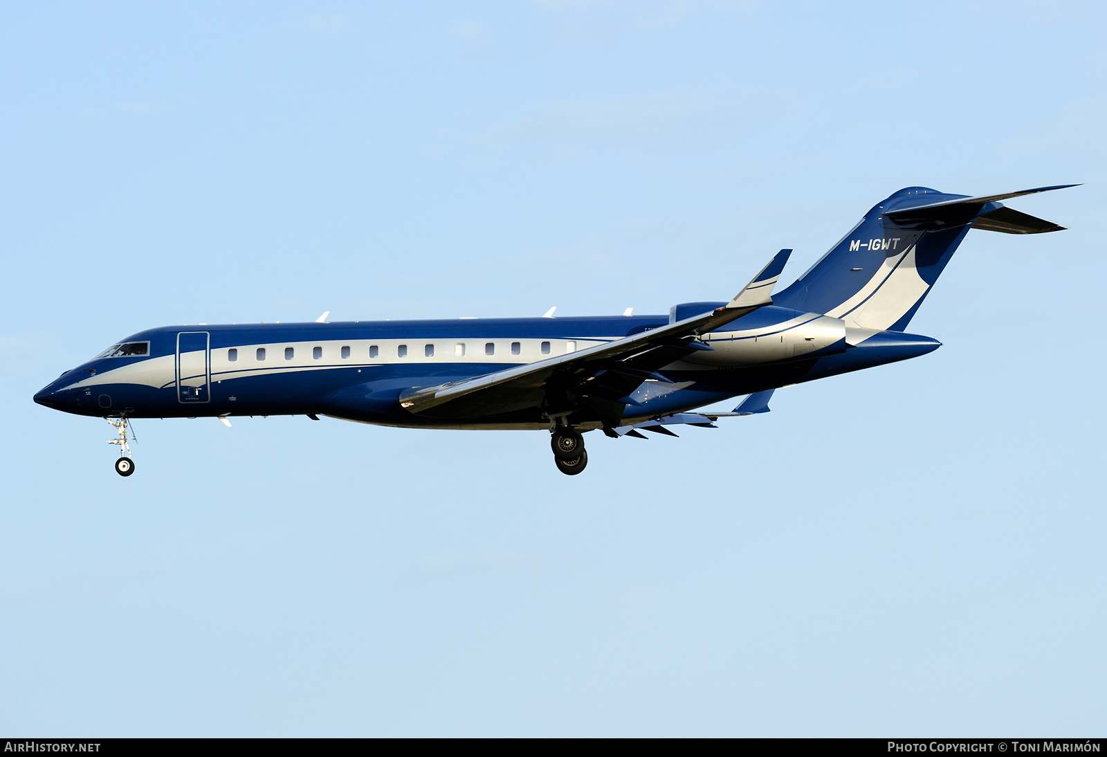 Aircraft Photo of M-IGWT | Bombardier Global 6000 (BD-700-1A10) | AirHistory.net #334096
