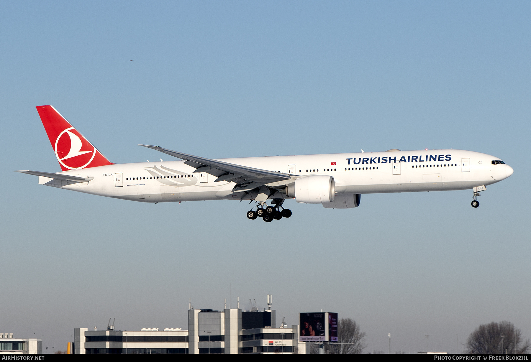 Aircraft Photo of TC-LJJ | Boeing 777-3F2/ER | Turkish Airlines | AirHistory.net #335258