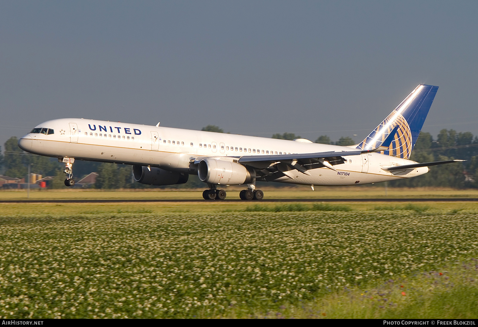 Aircraft Photo of N17104 | Boeing 757-224 | United Airlines | AirHistory.net #335341