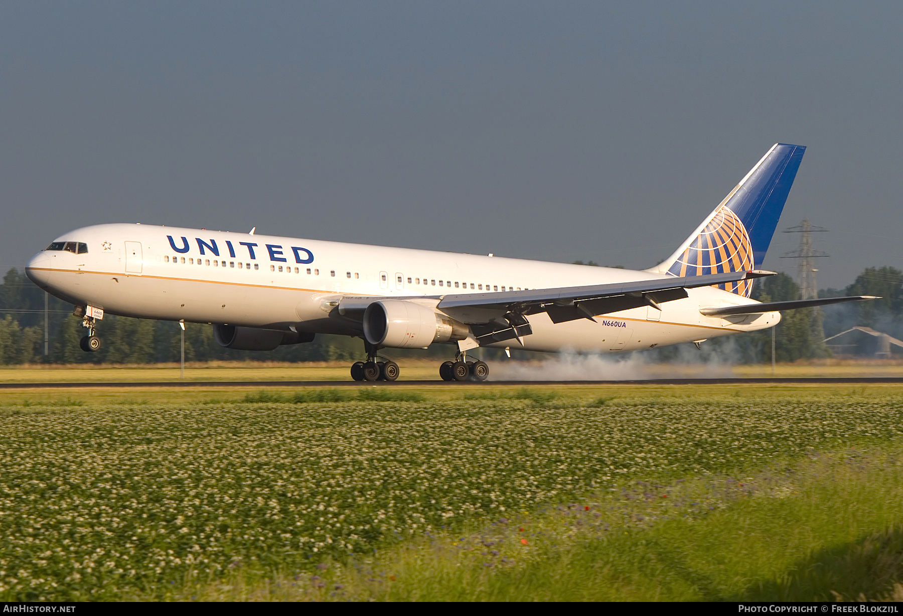 Aircraft Photo of N660UA | Boeing 767-322/ER | United Airlines | AirHistory.net #335373