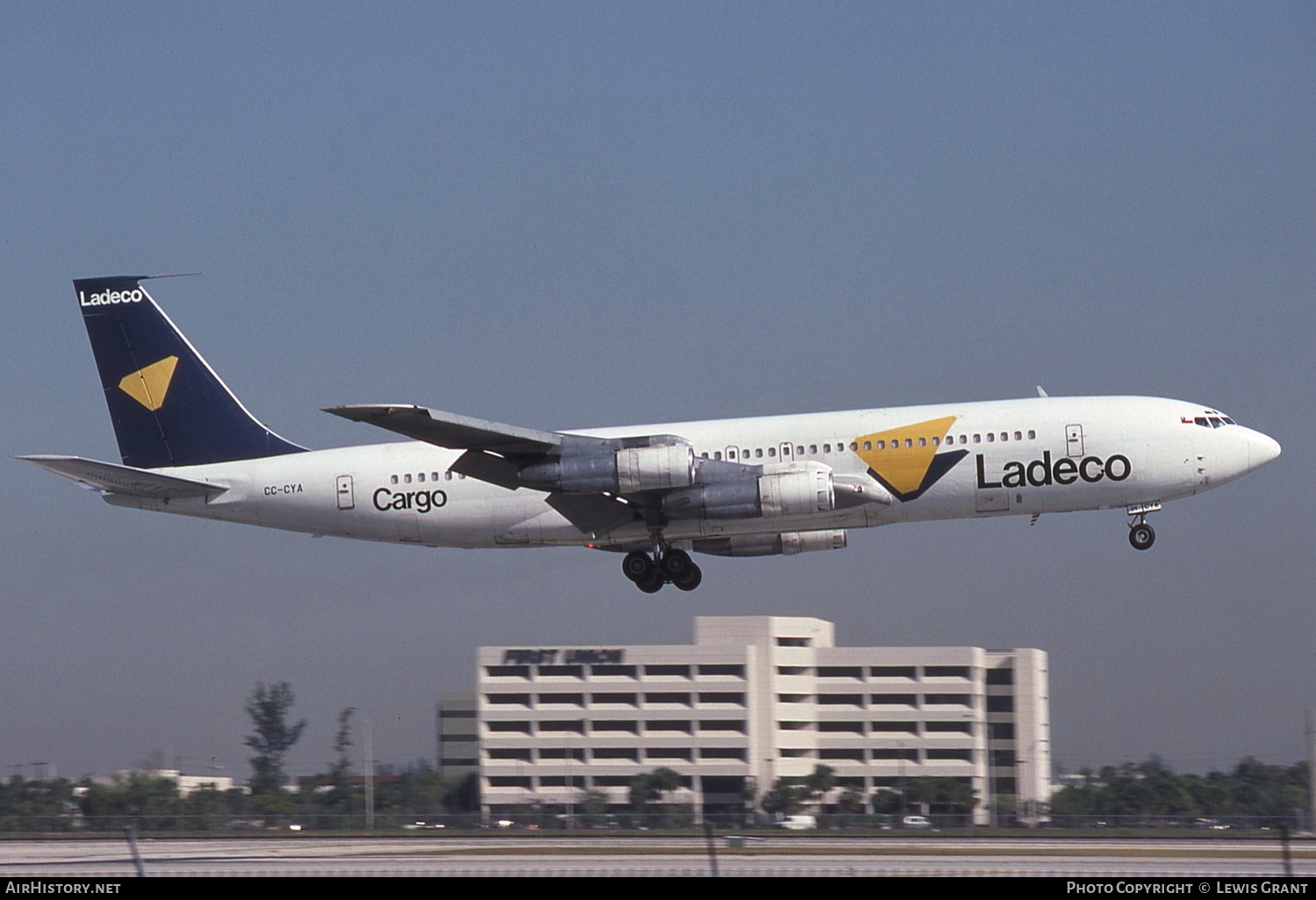 Aircraft Photo of CC-CYA | Boeing 707-327C | Ladeco Cargo | AirHistory.net #335888