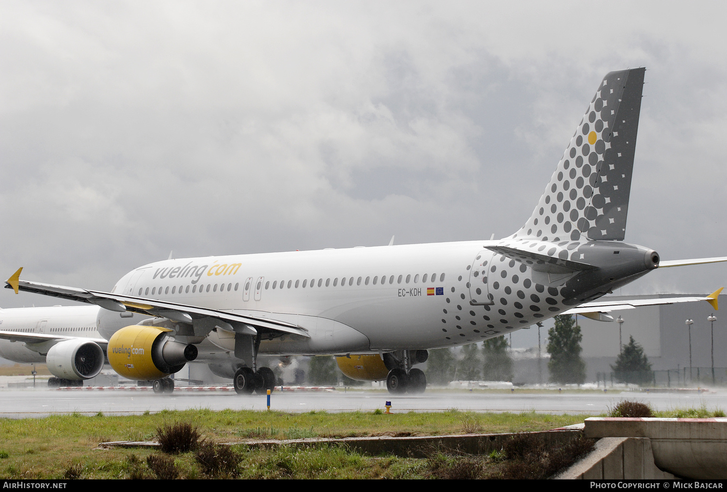 Aircraft Photo of EC-KDH | Airbus A320-214 | Vueling Airlines | AirHistory.net #336112