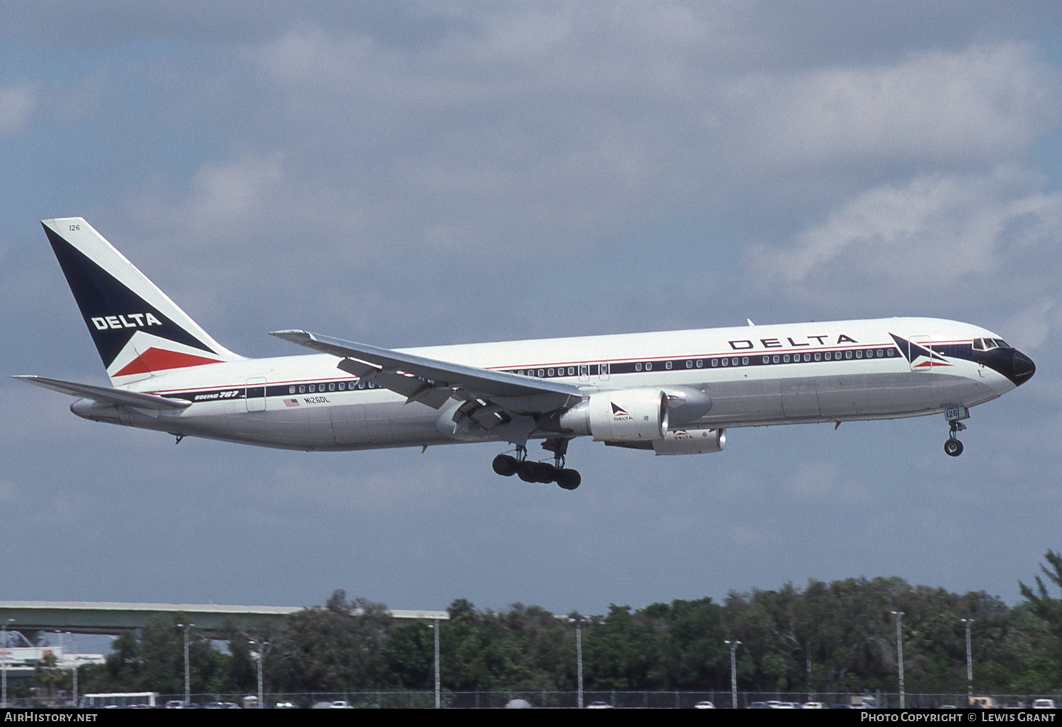 Aircraft Photo of N126DL | Boeing 767-332 | Delta Air Lines | AirHistory.net #337001