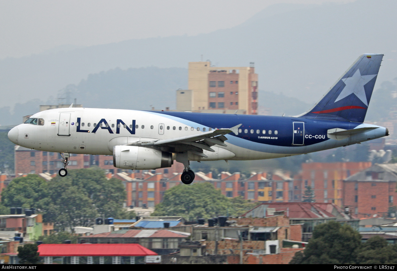 Aircraft Photo of CC-COU | Airbus A319-132 | LAN Airlines - Línea Aérea Nacional | AirHistory.net #337018