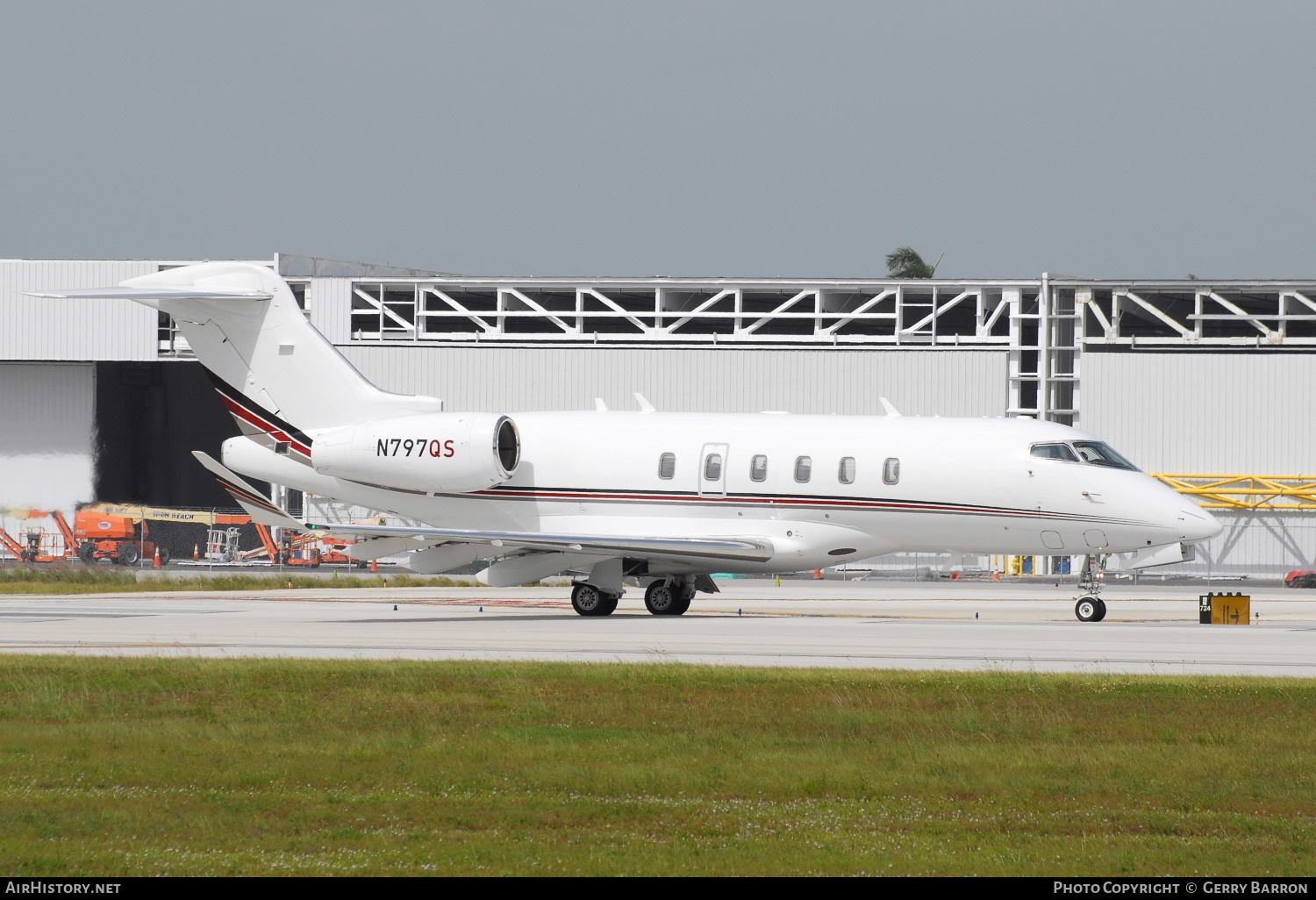Aircraft Photo of N797QS | Bombardier Challenger 350 (BD-100-1A10) | AirHistory.net #337095