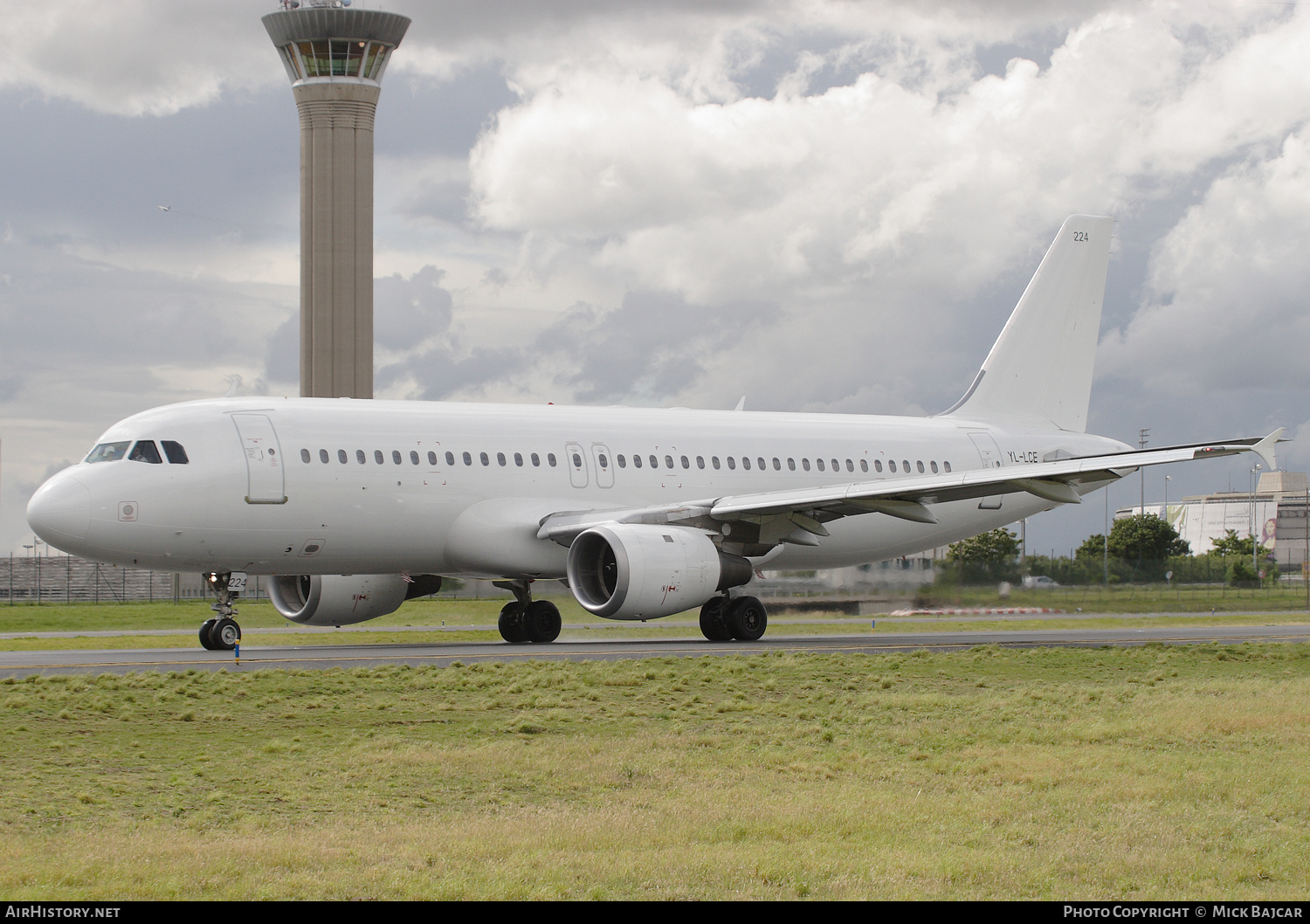 Aircraft Photo of YL-LCE | Airbus A320-214 | AirHistory.net #337428