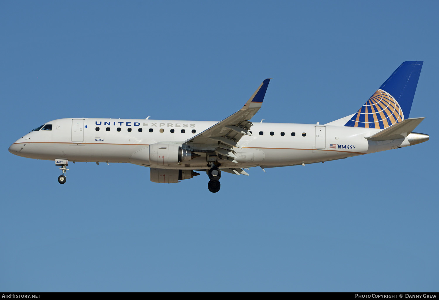 Aircraft Photo of N144SY | Embraer 175LR (ERJ-170-200LR) | United Express | AirHistory.net #338413