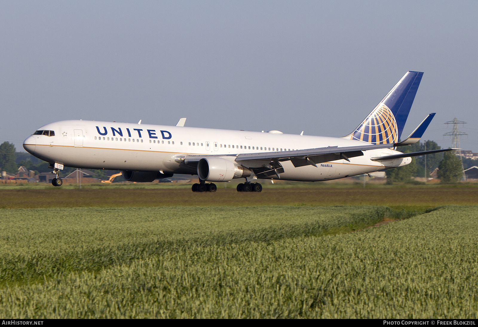 Aircraft Photo of N668UA | Boeing 767-322/ER | United Airlines | AirHistory.net #338747
