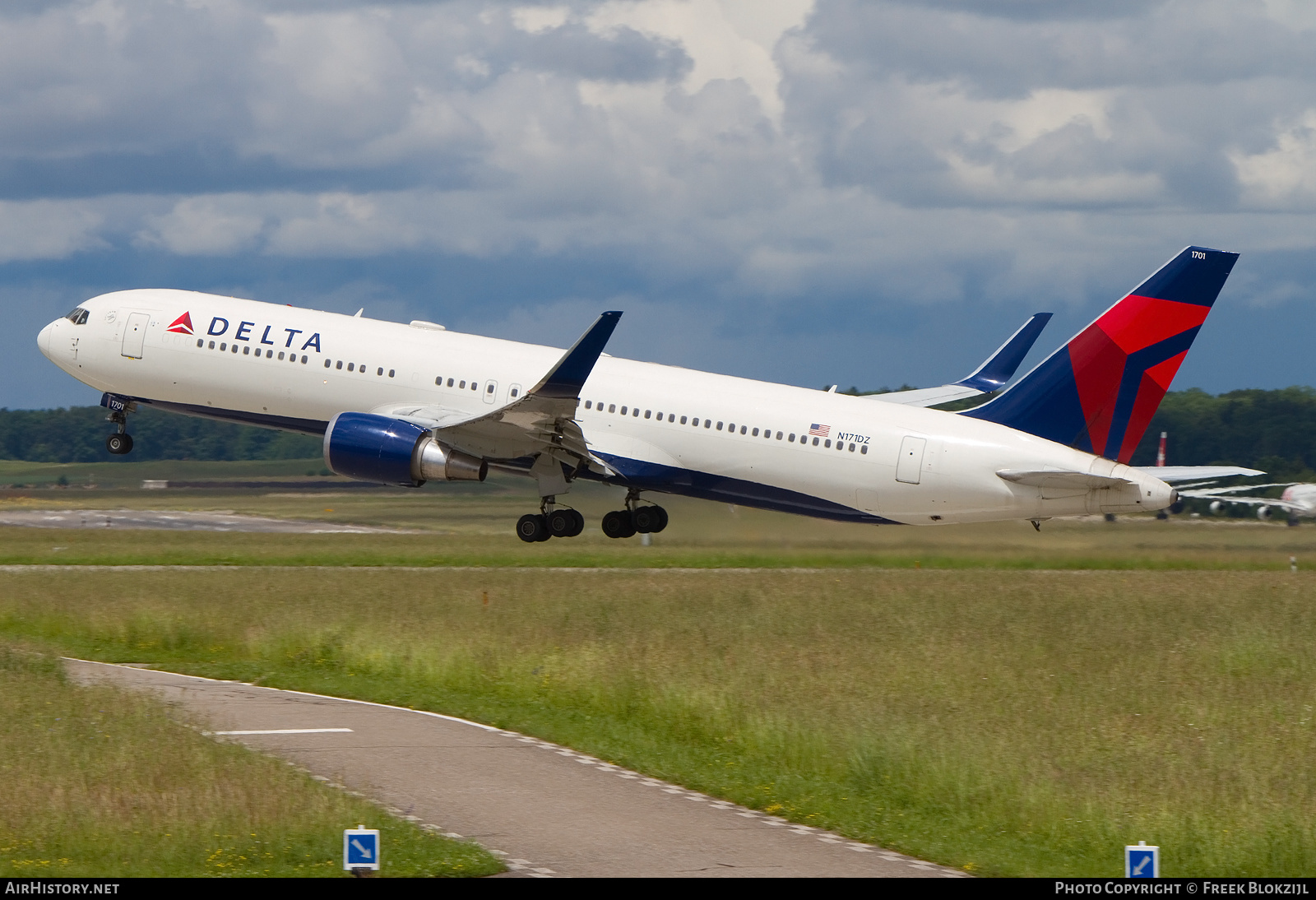 Aircraft Photo of N171DZ | Boeing 767-332/ER | Delta Air Lines | AirHistory.net #338750