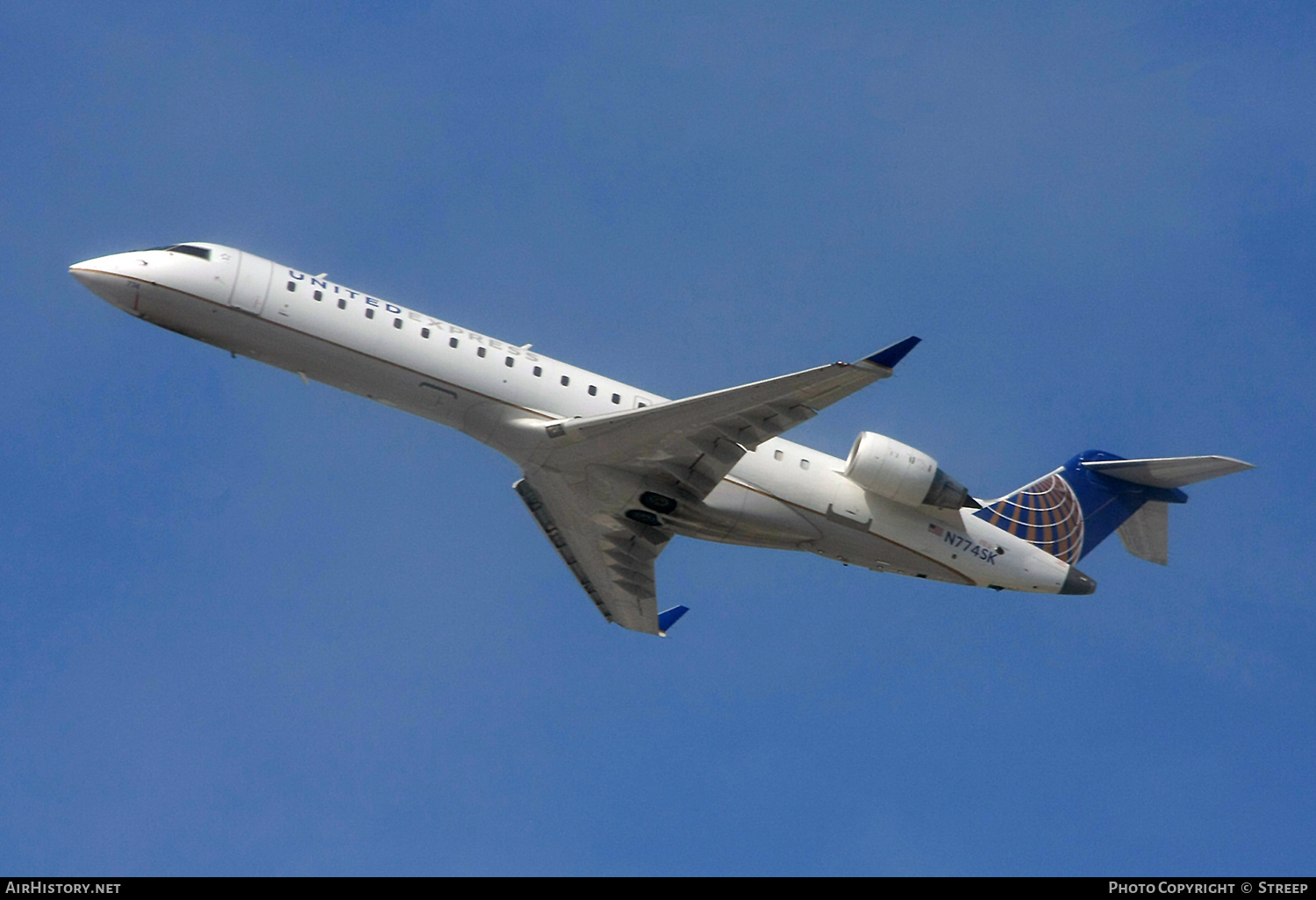 Aircraft Photo of N774SK | Bombardier CRJ-701ER (CL-600-2C10) | United Express | AirHistory.net #340024