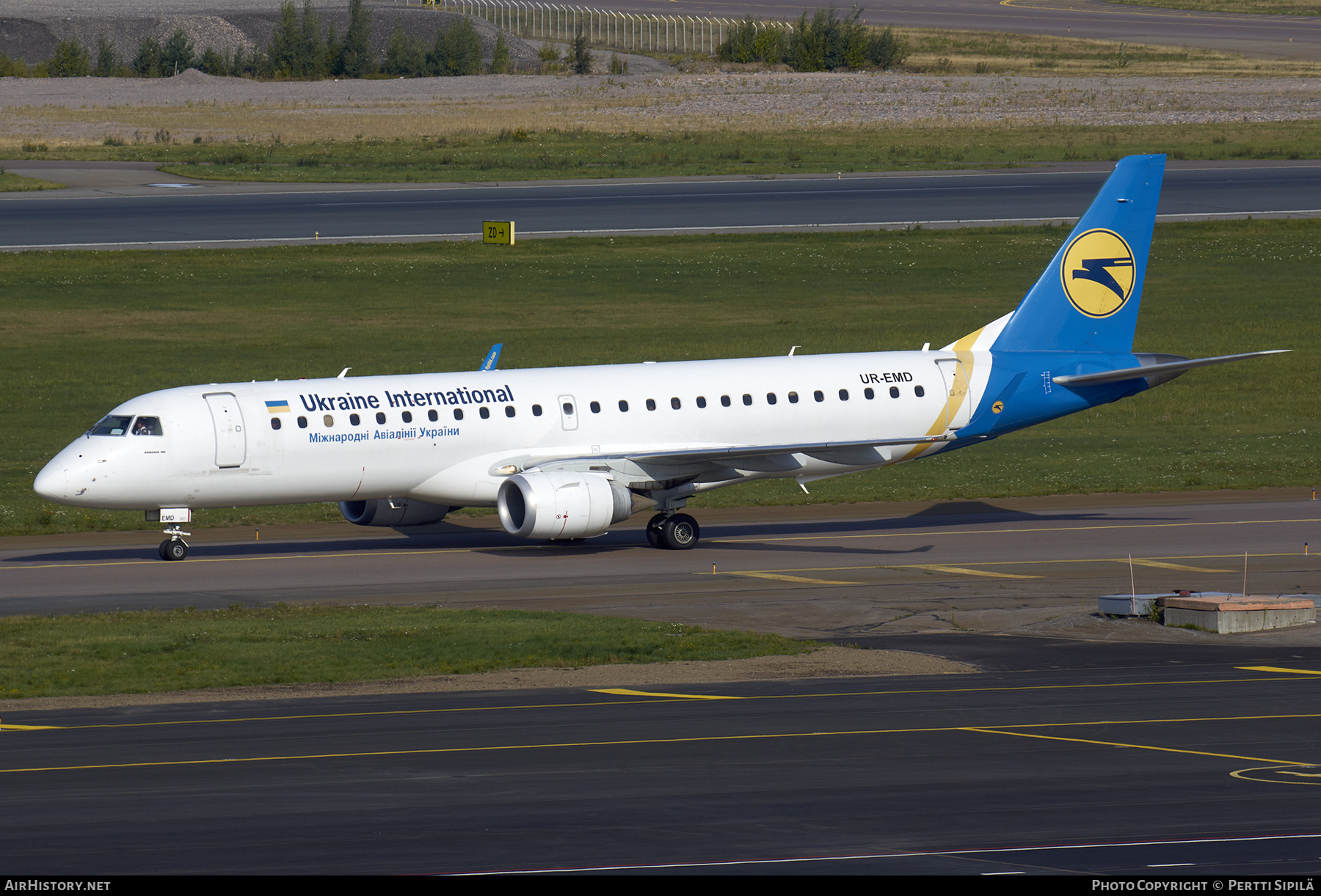 Aircraft Photo of UR-EMD | Embraer 190STD (ERJ-190-100STD) | Ukraine International Airlines | AirHistory.net #340162