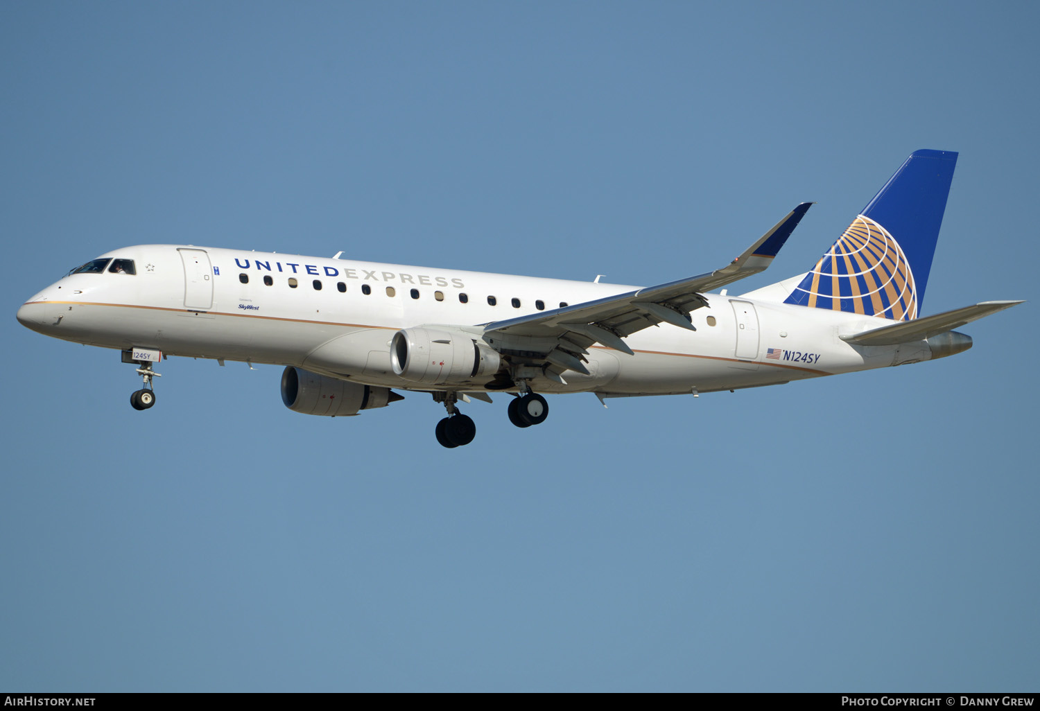 Aircraft Photo of N124SY | Embraer 175LR (ERJ-170-200LR) | United Express | AirHistory.net #340896
