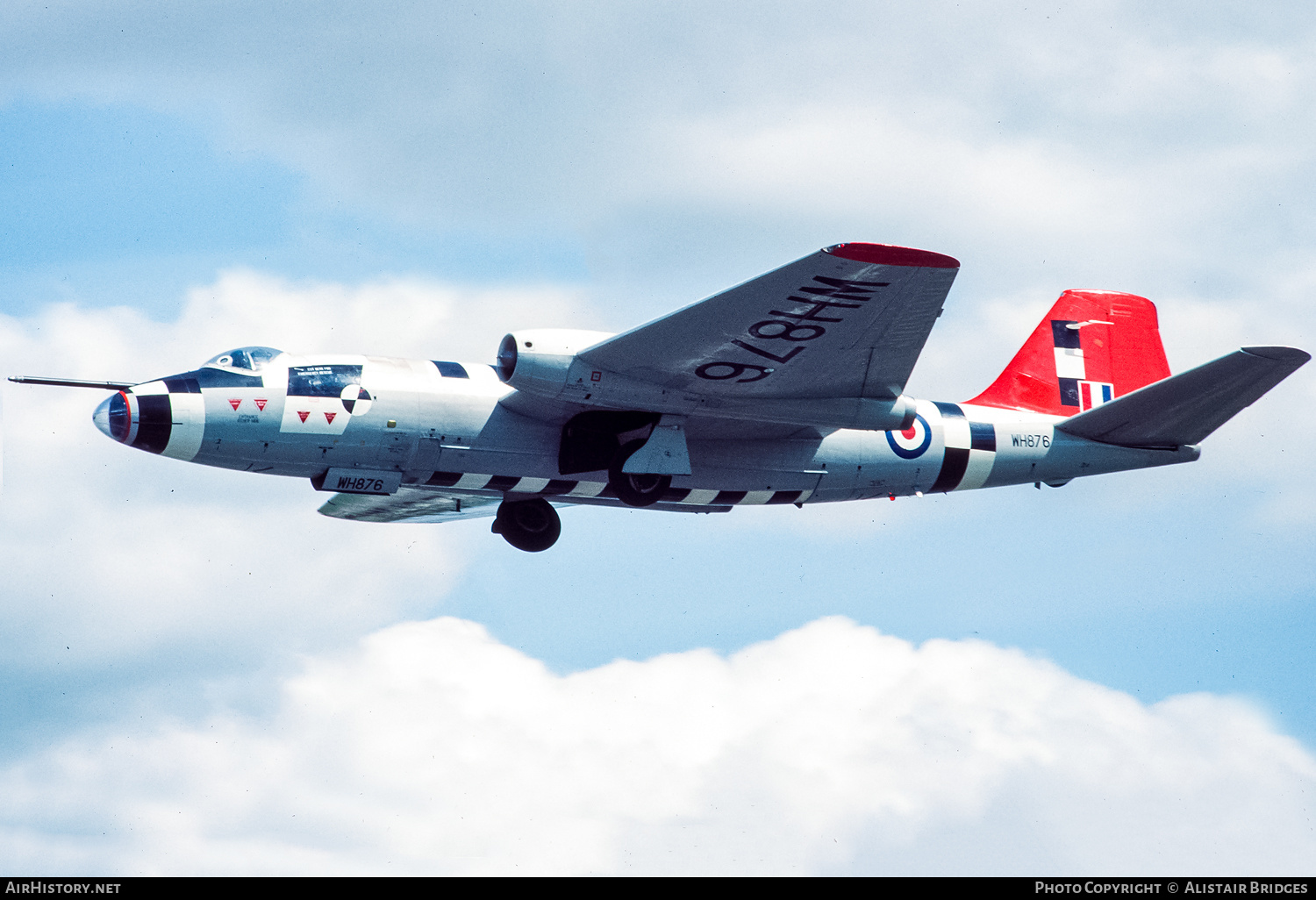 Aircraft Photo of WH876 | English Electric Canberra D14 | UK - Air Force | AirHistory.net #341978