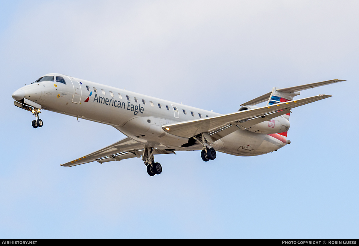 Aircraft Photo of N698CB | Embraer ERJ-145LR (EMB-145LR) | American Eagle | AirHistory.net #342405