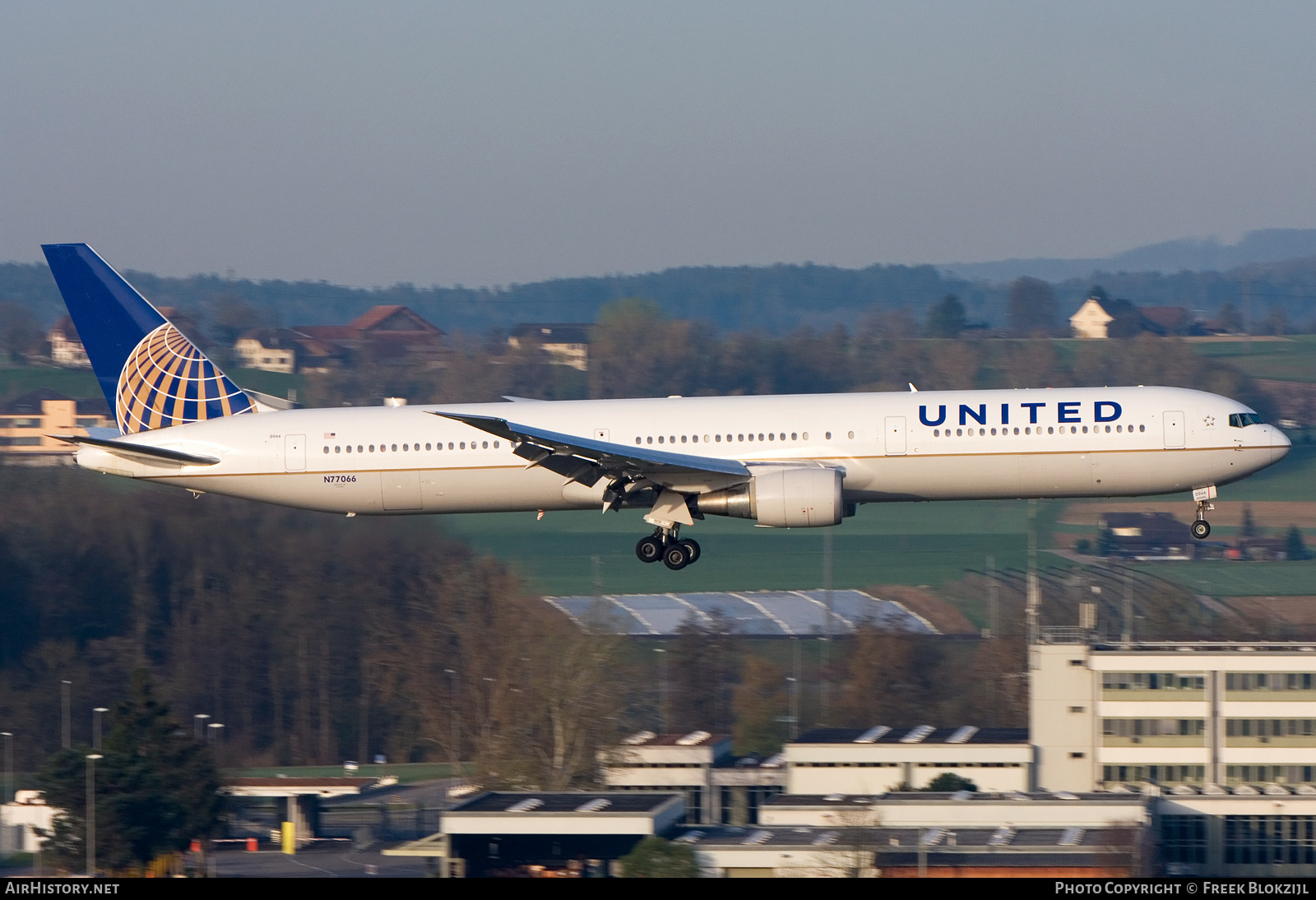 Aircraft Photo of N77066 | Boeing 767-424/ER | United Airlines | AirHistory.net #342865