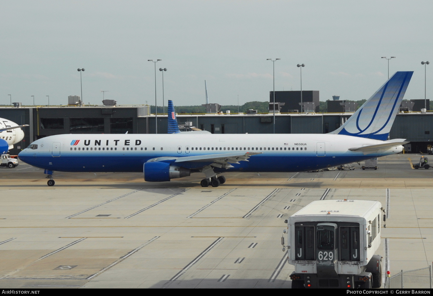 Aircraft Photo of N658UA | Boeing 767-322/ER | United Airlines | AirHistory.net #346657