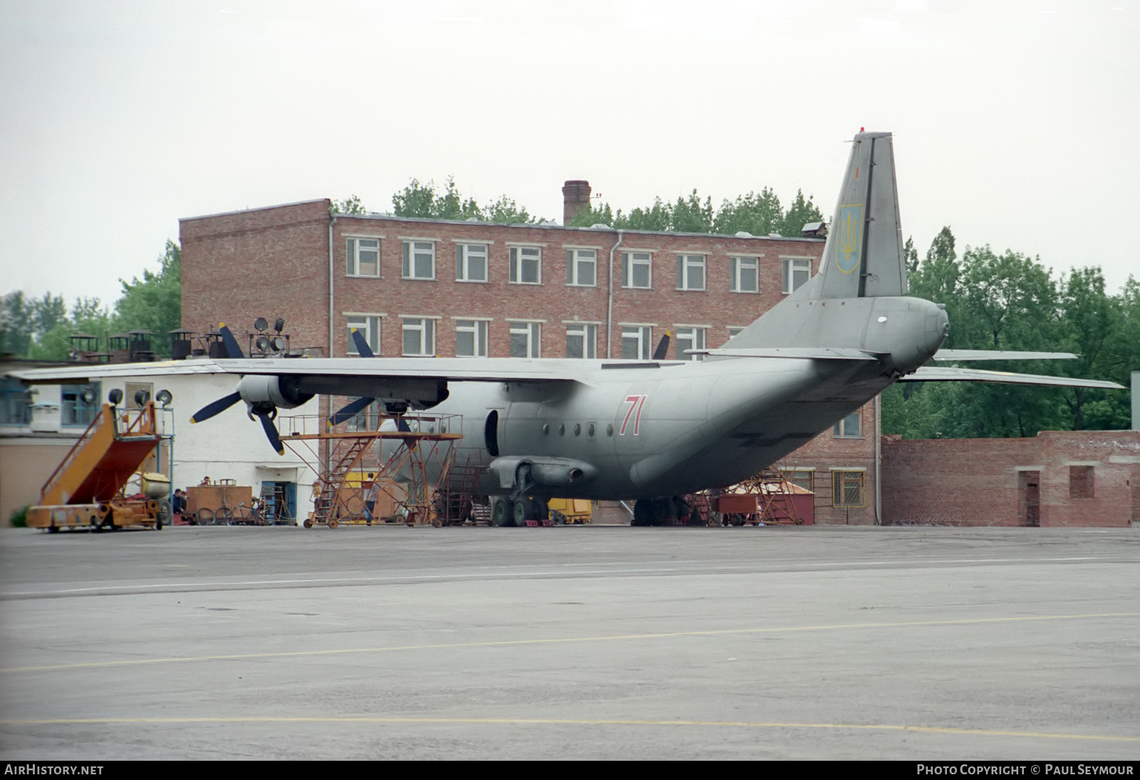 Aircraft Photo of 71 red | Antonov An-12BK | Ukraine - Air Force | AirHistory.net #346839