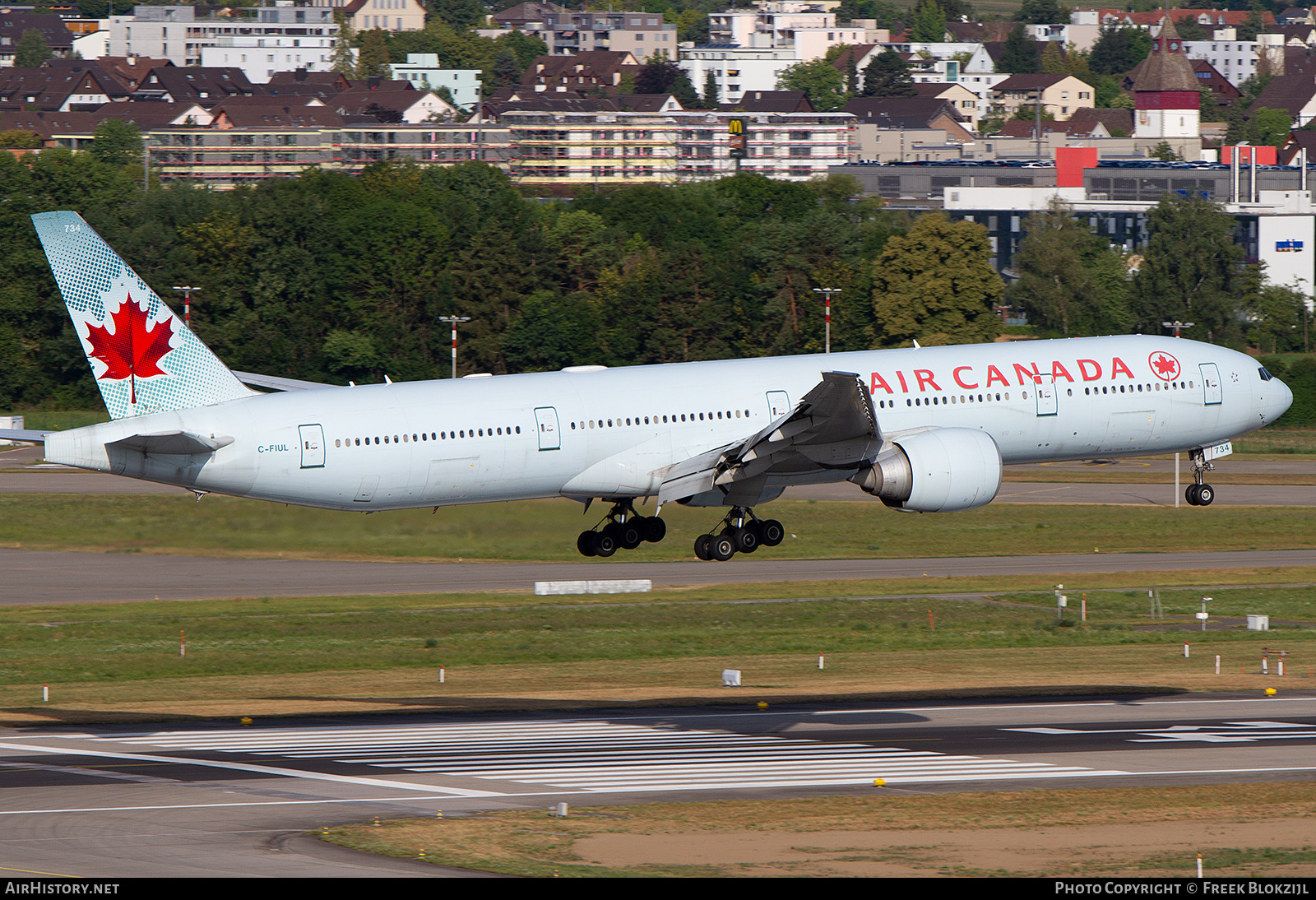 Aircraft Photo of C-FIUL | Boeing 777-333/ER | Air Canada | AirHistory.net #347564