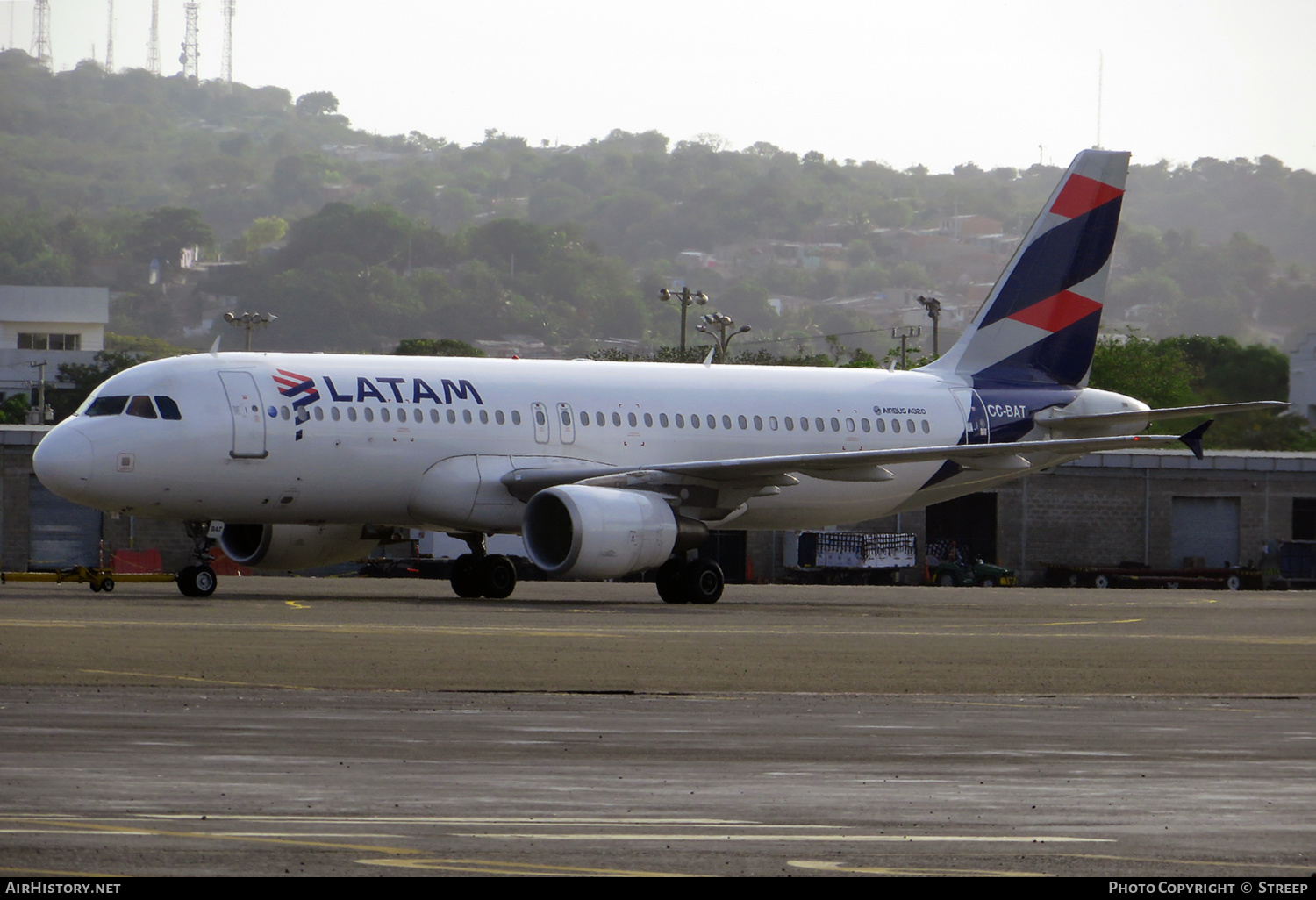 Aircraft Photo of CC-BAT | Airbus A320-214 | LATAM Airlines | AirHistory.net #348228
