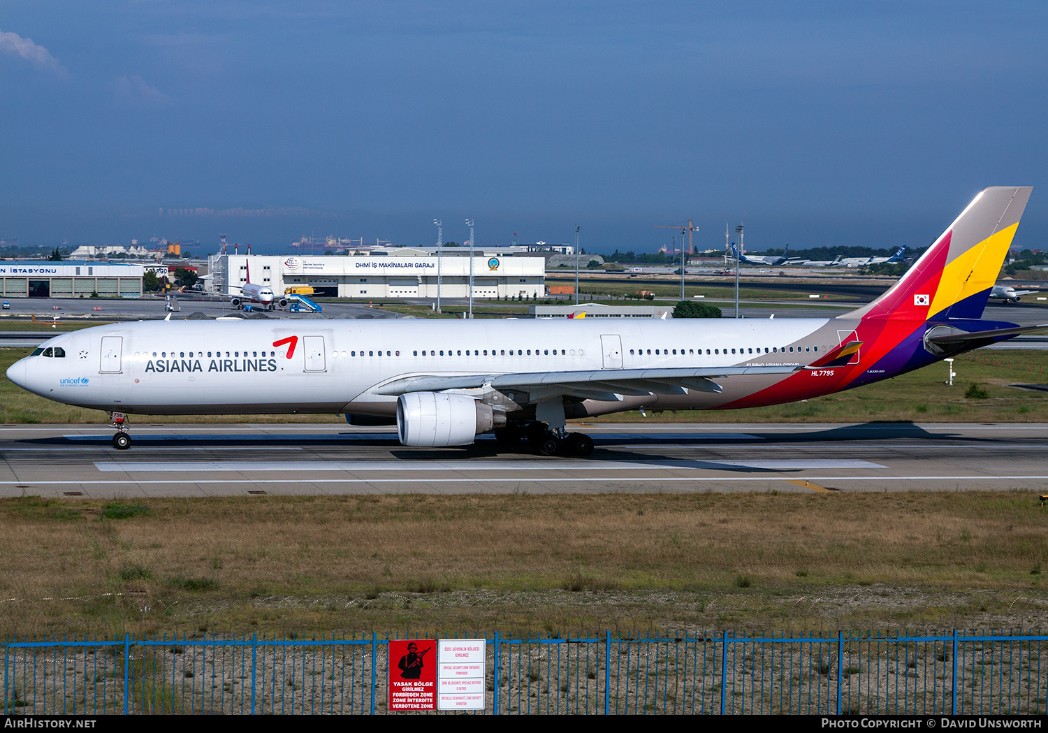 Aircraft Photo of HL-7795 | Airbus A330-323E | Asiana Airlines | AirHistory.net #348312